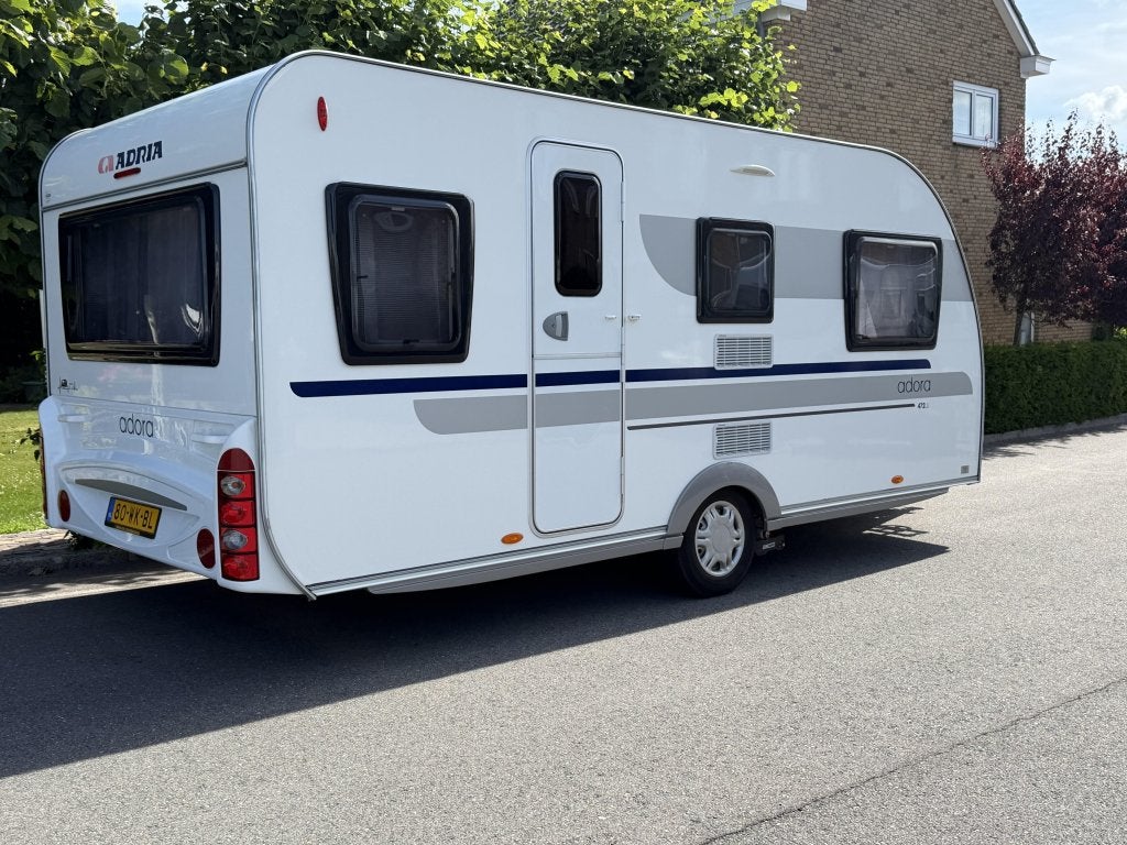 Adria Adora 472 LU Verkocht, Caravans en Kamperen, Caravans, Rondzit, Bedrijf, Adria, 4 tot 5 meter