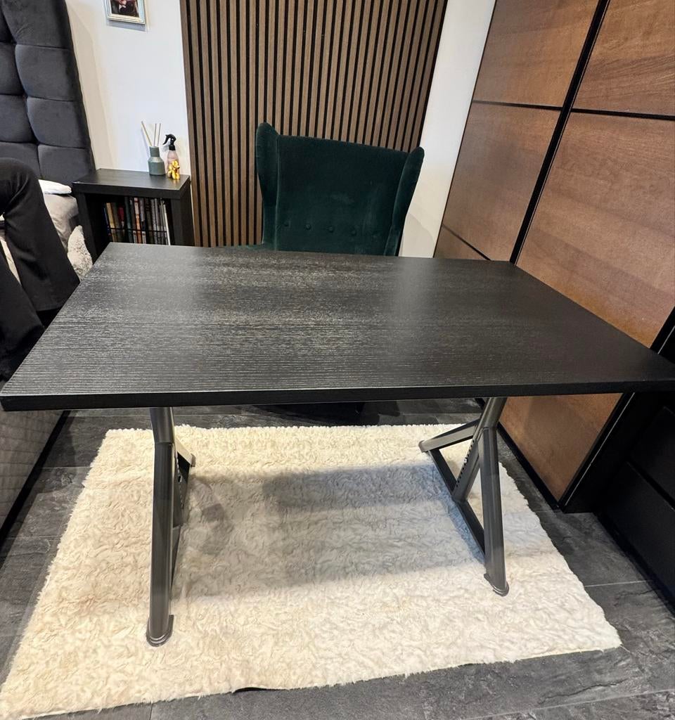 IKEA Idåsen bureau zwart, in hoogte verstelbaar, Huis en Inrichting, Bureaus, Ophalen, In hoogte verstelbaar, Zo goed als nieuw