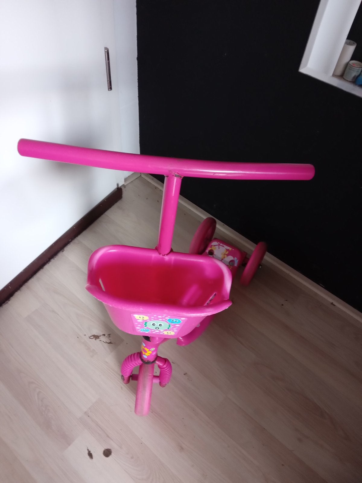 Roze kinder driewieler met duwstang, Ophalen of Verzenden, Gebruikt, Terugtraprem, Duwstang