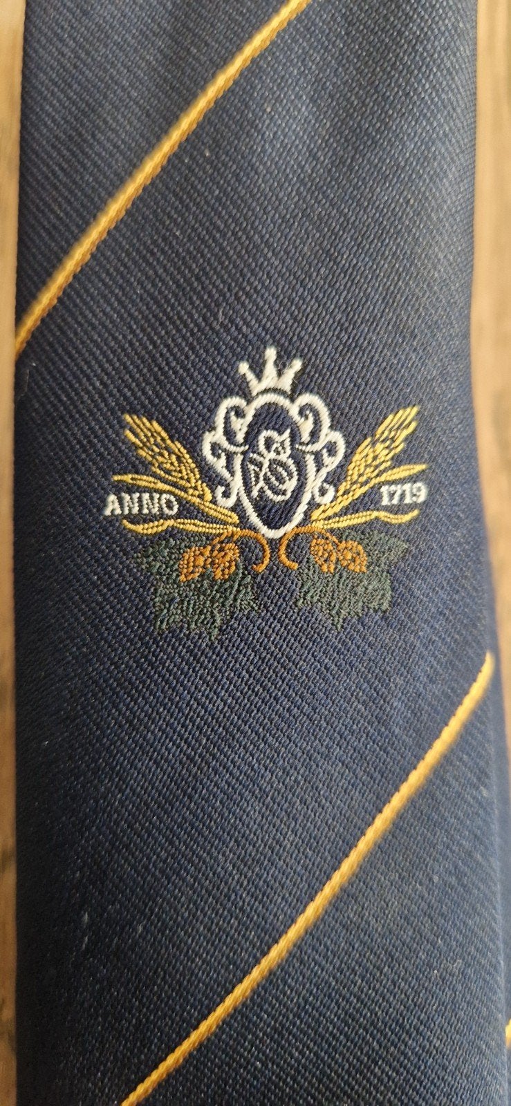 Zeldzame Vintage Bavaria Bier Stropdas – Anno 1719, Ophalen of Verzenden, Zo goed als nieuw, Kleding, Bavaria