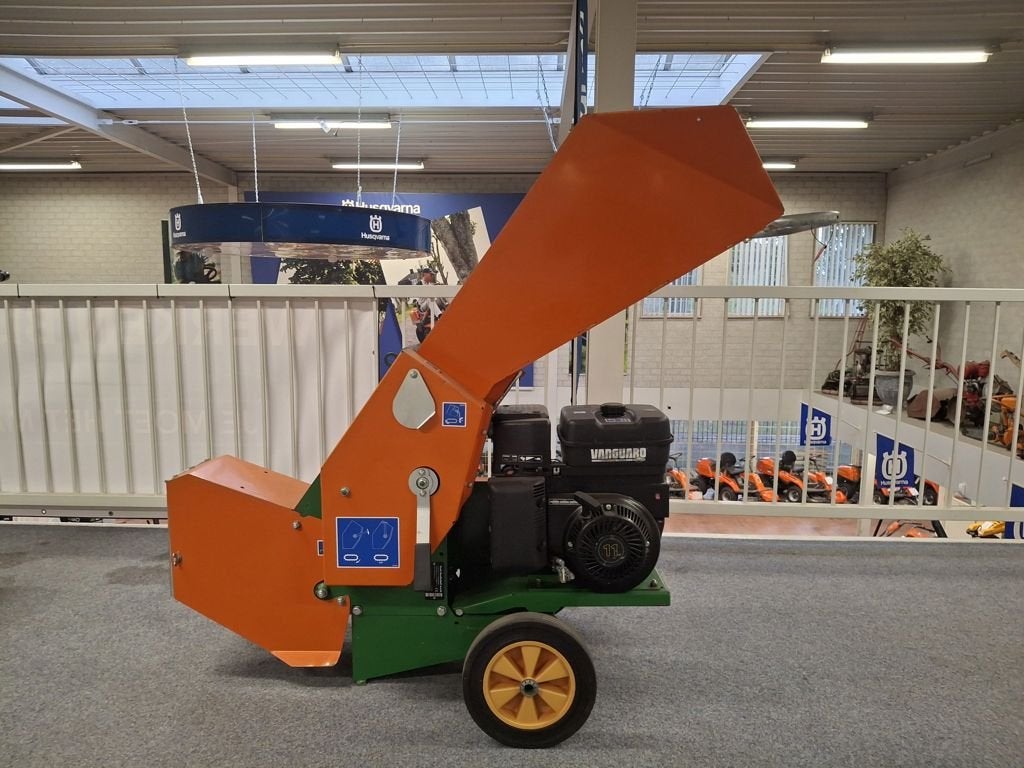 Posch POSCH K300, Stierman De Leeuw B.V., Info@stiermandeleeuw.nl, Woudhuizermark 79
7325 AC  Apeldoorn, NL, Hakselaar