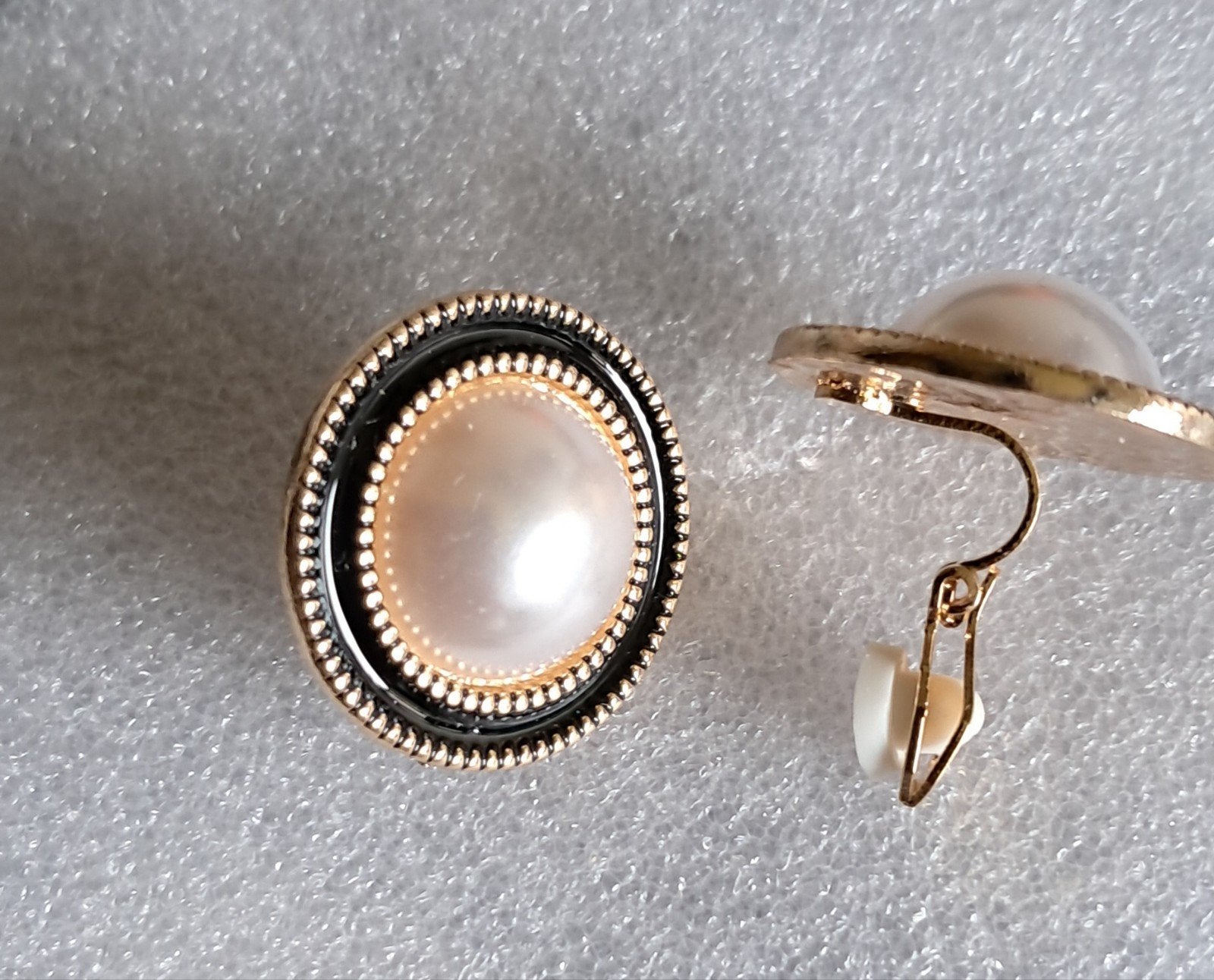 Goudkleurige oorclips., Sieraden, Tassen en Uiterlijk, Oorbellen, Ophalen of Verzenden, Goud, Overige materialen