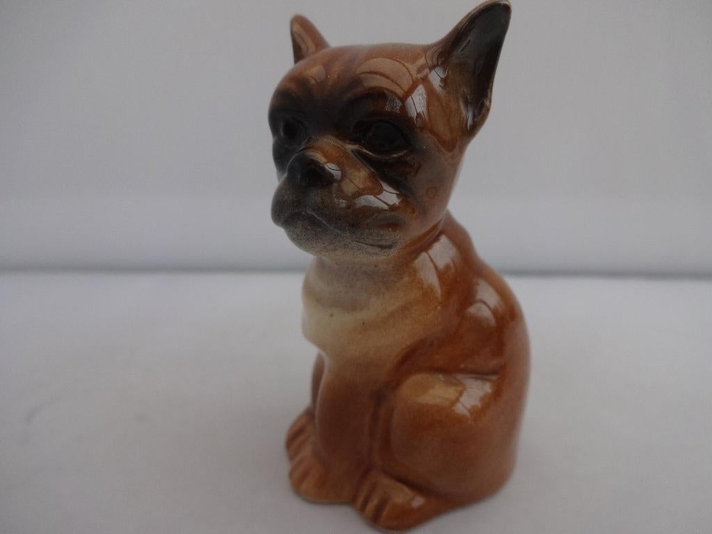 Porseleinen zittende boxer hond van Goebel no: 30-100-01-0, Verzamelen, Beelden en Beeldjes, Nieuw, Dier, Ophalen of Verzenden