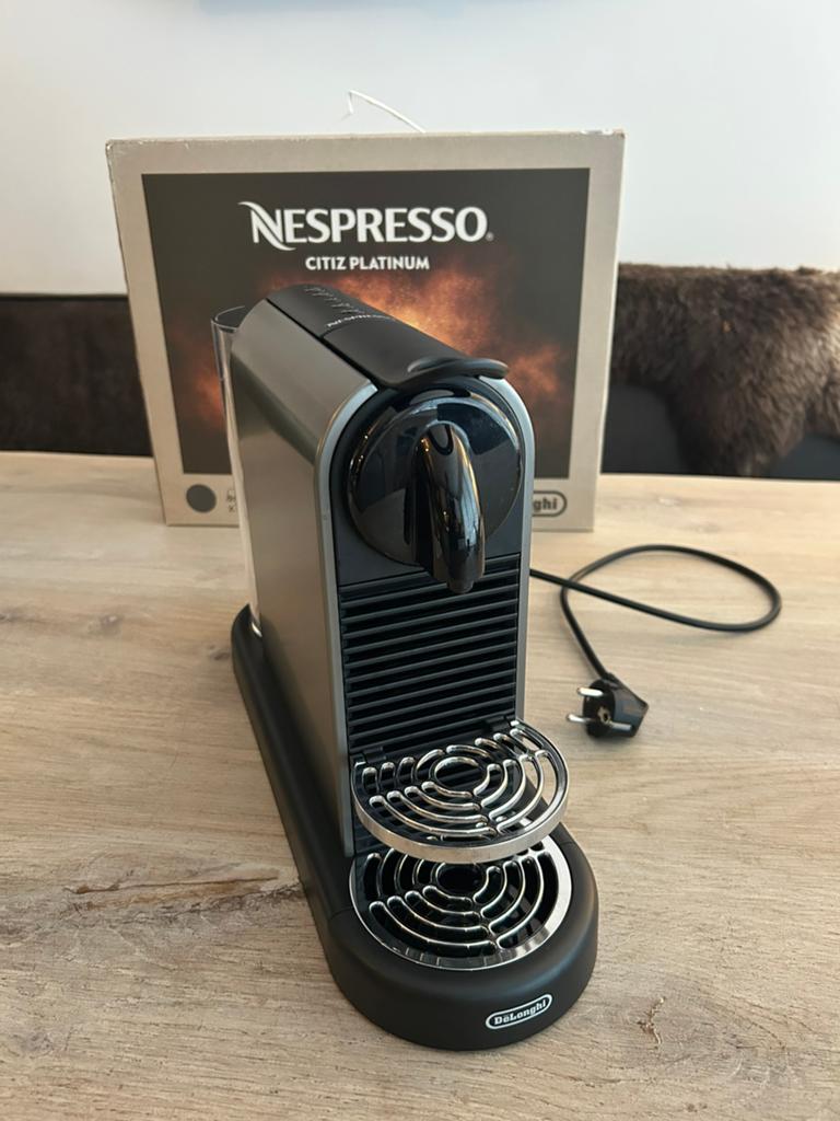 Nespresso koffiemachine Platinum Délonghi, Witgoed en Apparatuur, Koffiezetapparaten, Ophalen, Zo goed als nieuw, Koffiemachine