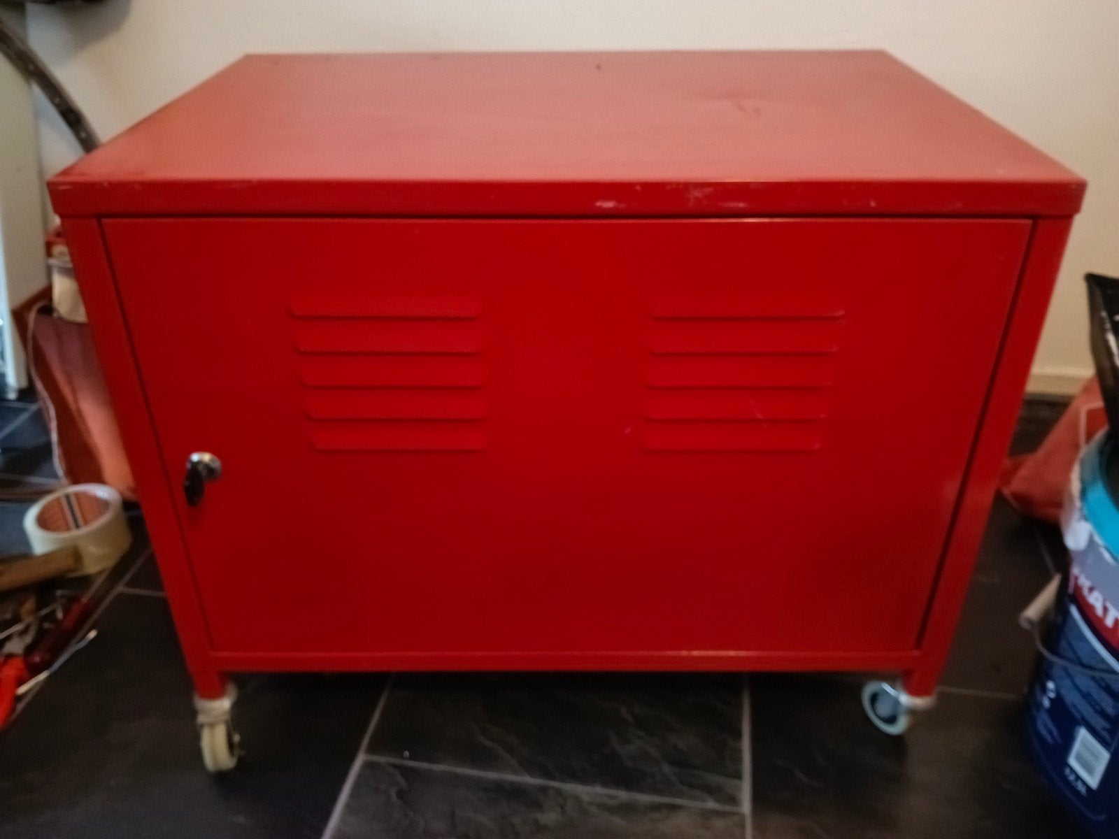 Ikea kastje rood op wieltjes met slotje, Ophalen, Gebruikt