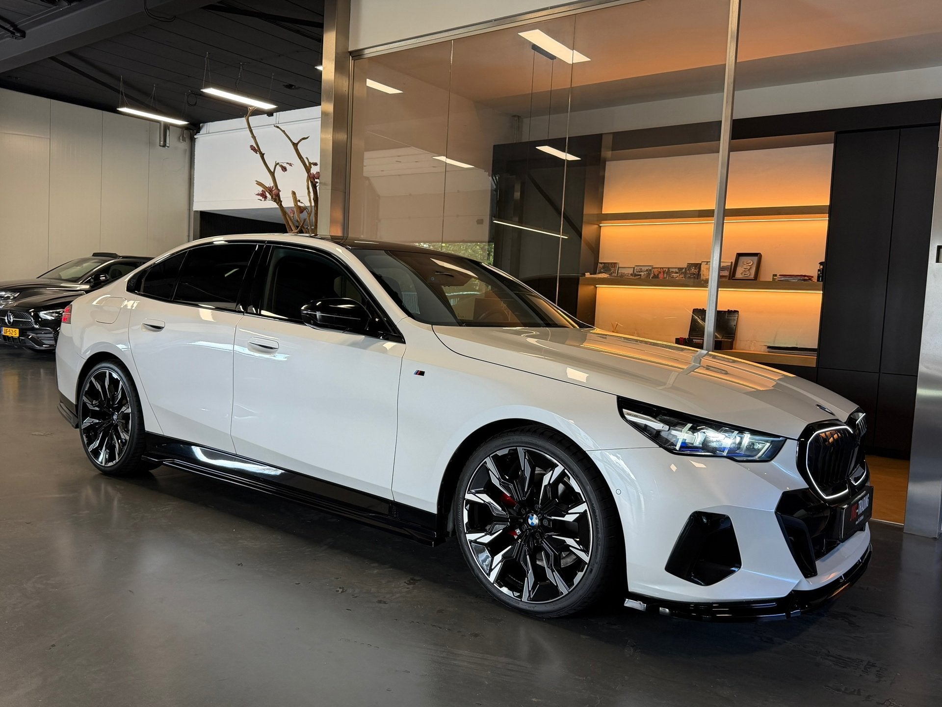 BMW 5-serie 520i M Performance Garantie uniek, Auto's, Automaat, Achterwielaandrijving, Gebruikt, Wit