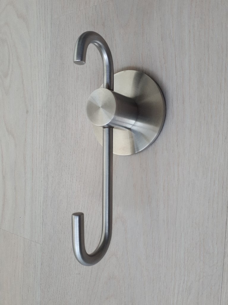 Mooie luxe wandhaak van RVS met Satijnglans. ZGAN!!!, Wandkapstok, Ophalen of Verzenden, Zo goed als nieuw, Minder dan 100 cm