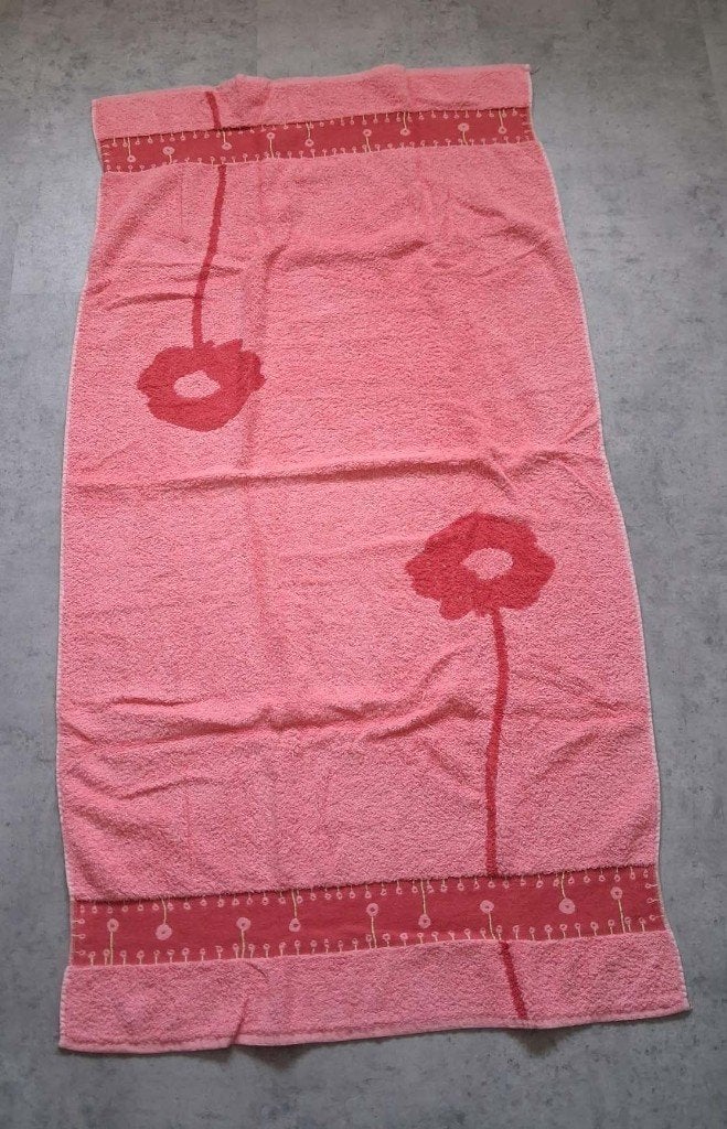 BAD HANDDOEK gedecoreerd met bloemen, Ophalen of Verzenden, Zo goed als nieuw, Handdoek
