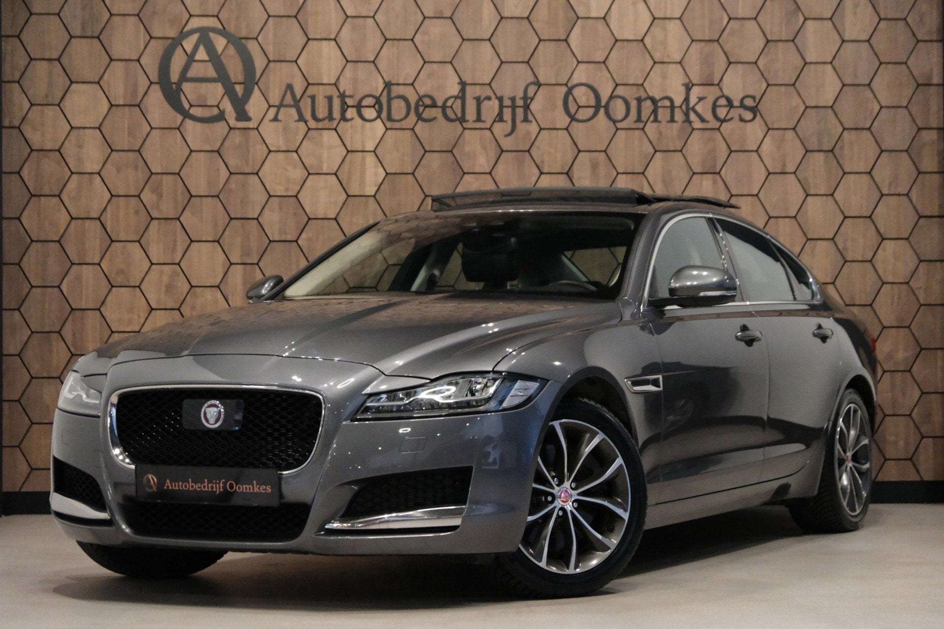 Jaguar XF 2.0 30t Prestige AWD 300pk! 100.235km UNIEK PANORA, Auto's, Jaguar, Automaat, 1716 kg, Gebruikt, 4 cilinders