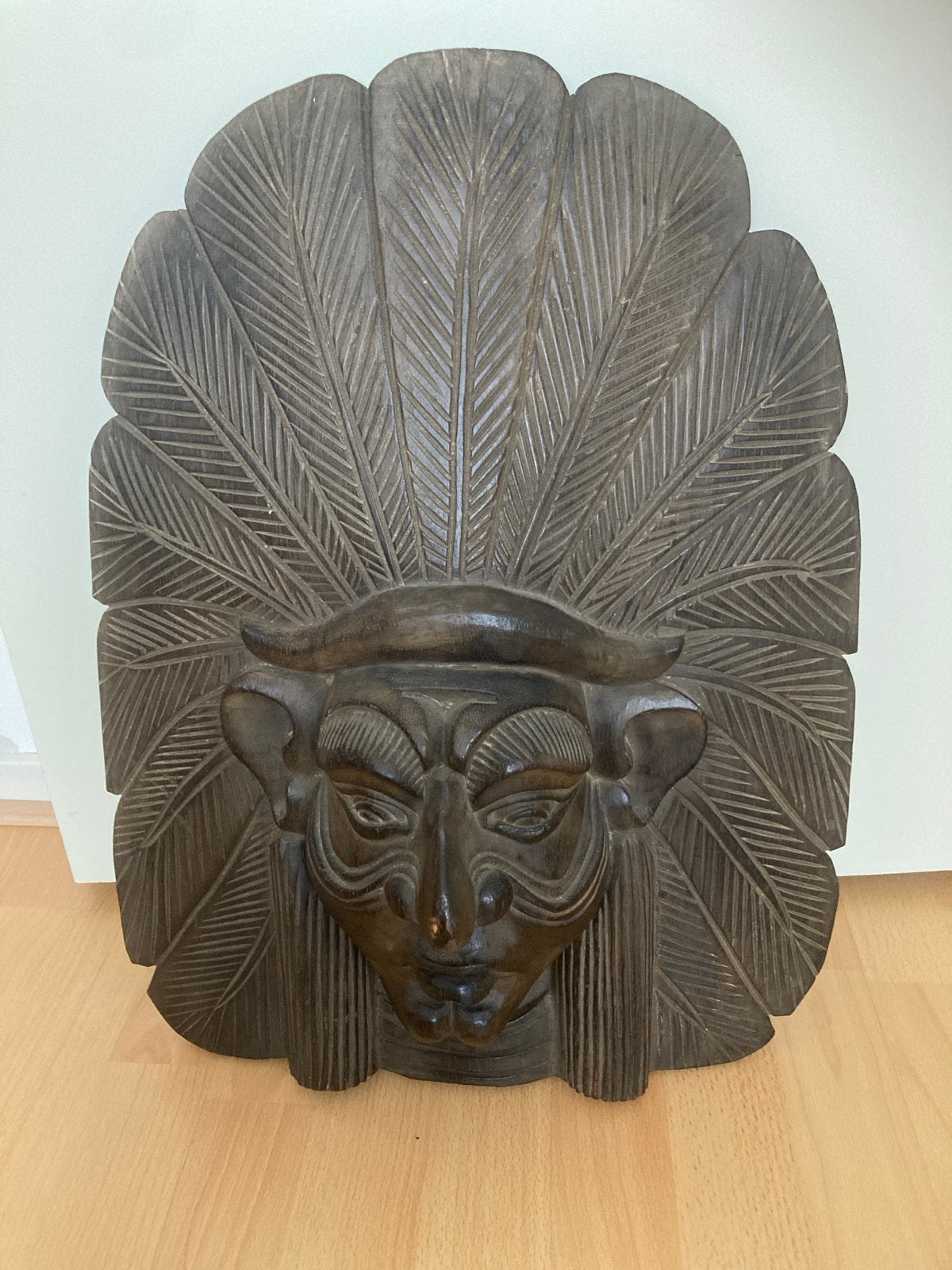 Houten Wanddecoratie: Masker met Veren Hoofdtooi, Bruin, Masker, Overige herkomsten, Gesneden