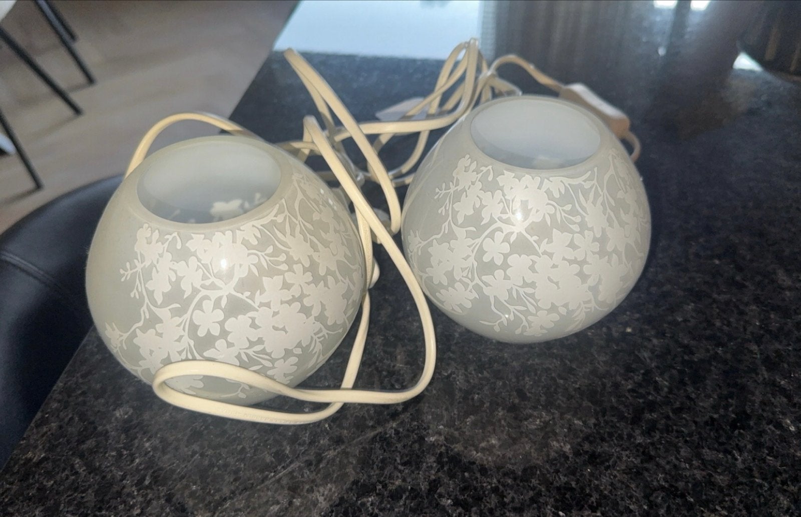 Set van 2 decoratieve glazen lampen met bloemmotief, Wit, Gebruikt, Glas, Modern