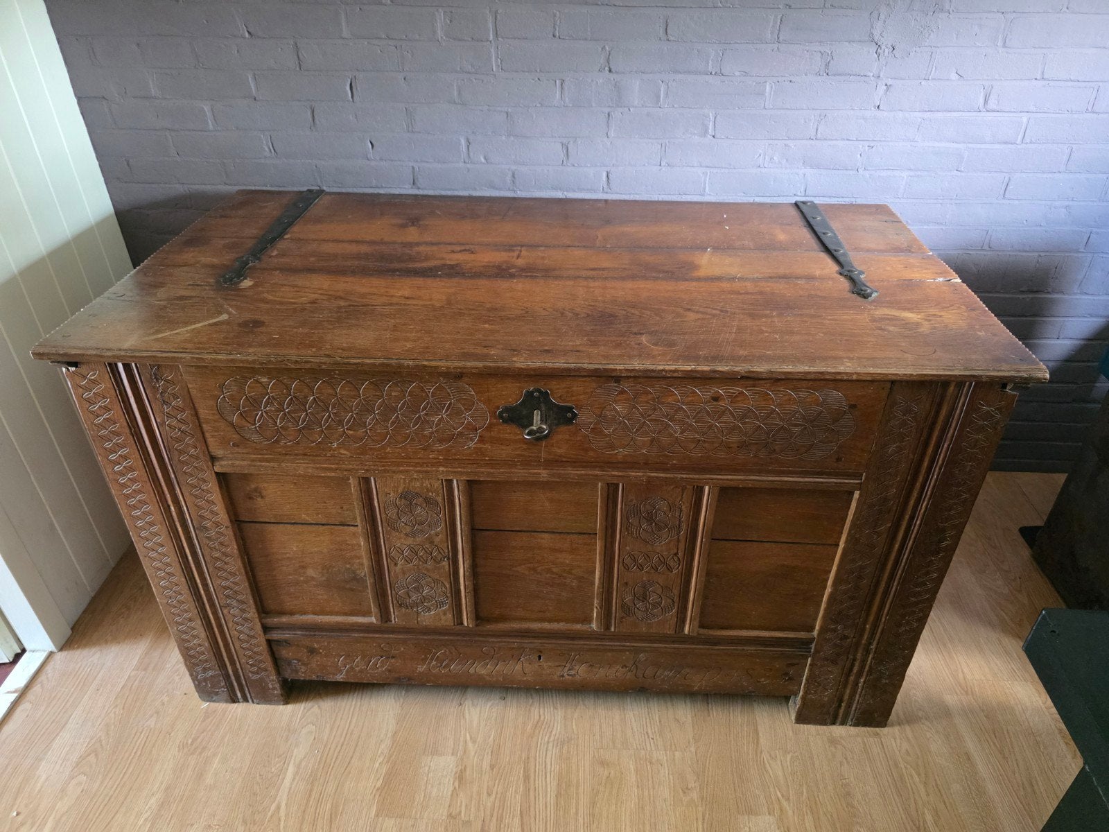 Antieke dekenkist van eikenhout met houtsnijwerk, Ophalen of Verzenden