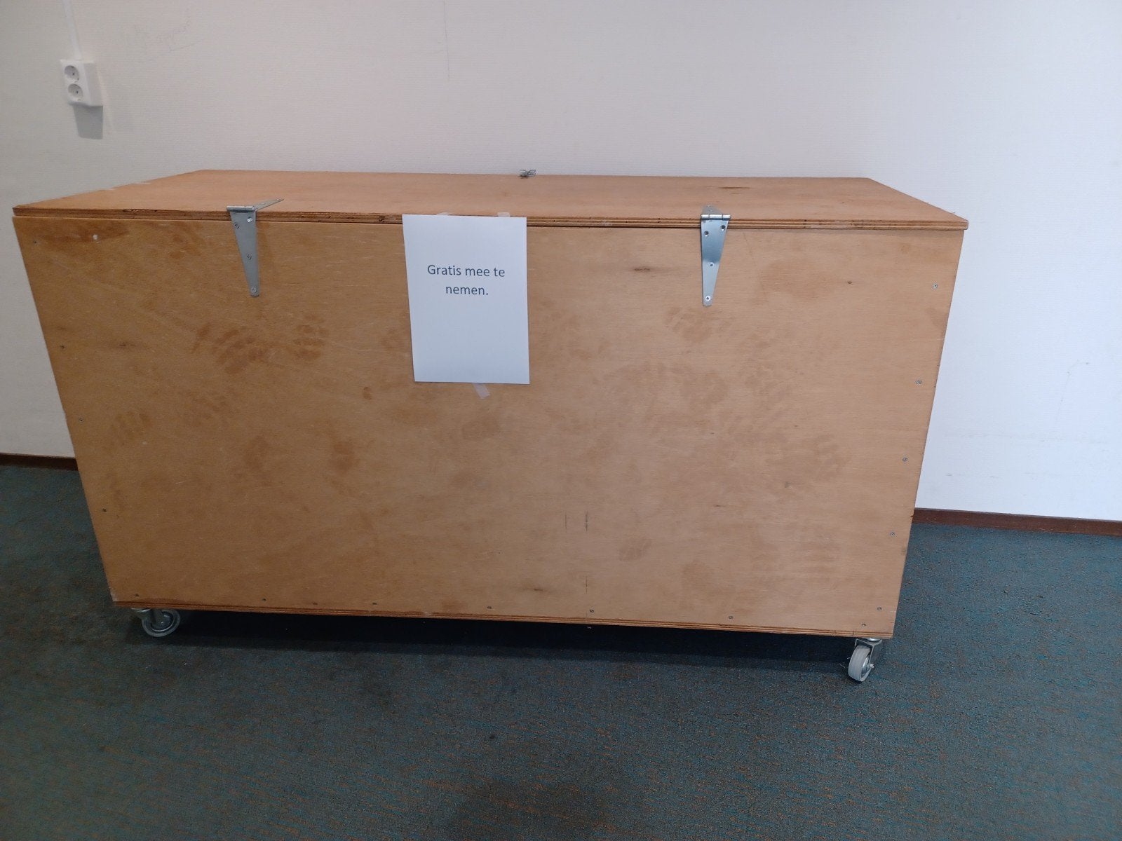 Gratis af te halen: Ruime houten kist op wielen, Huis en Inrichting, Ophalen, Gebruikt, 50 tot 100 cm, 125 cm of meer
