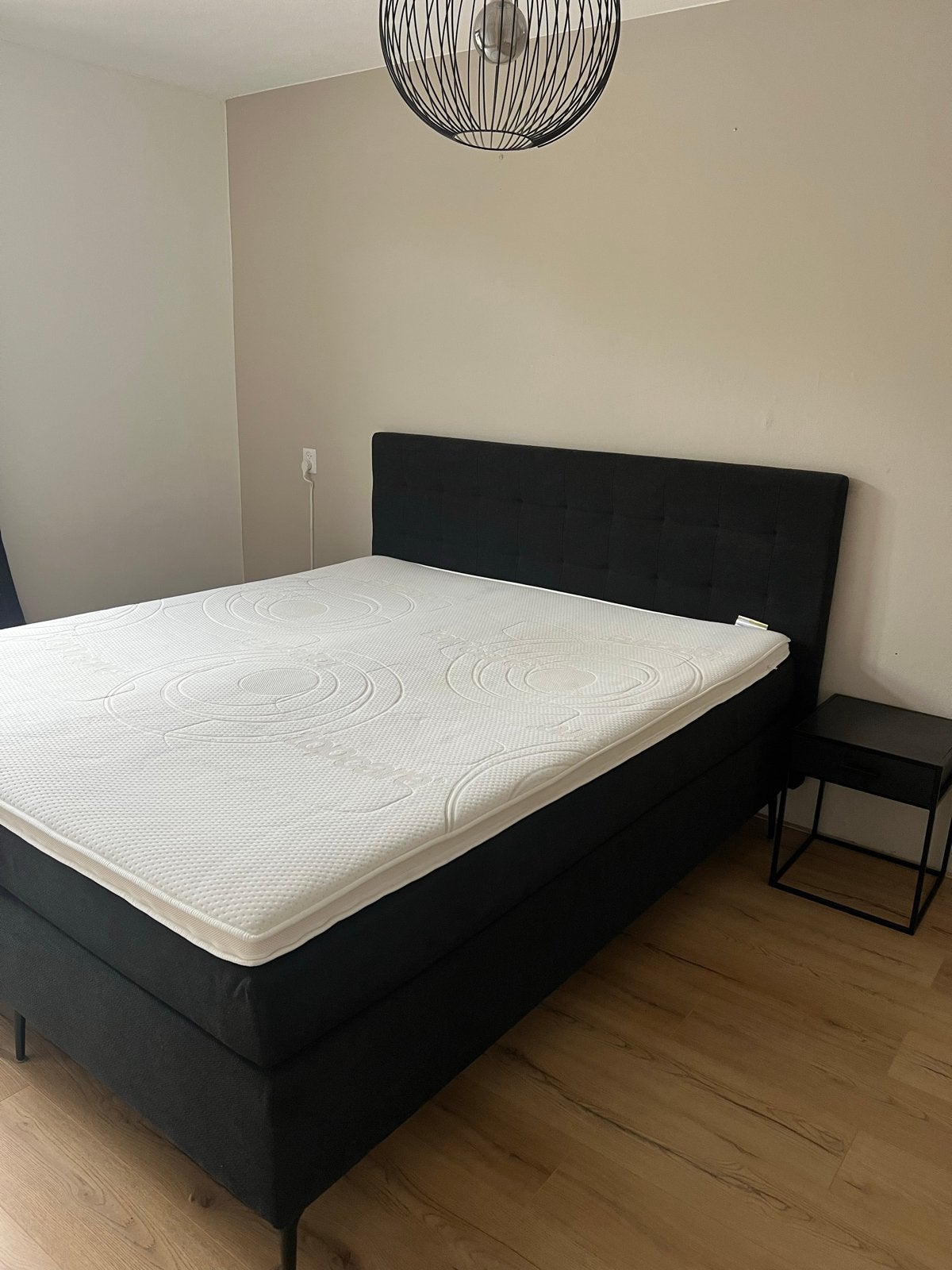 Tweepersoons boxspring met matras en nachtkastjes, Ophalen, Tweepersoons, Zo goed als nieuw, 180 cm