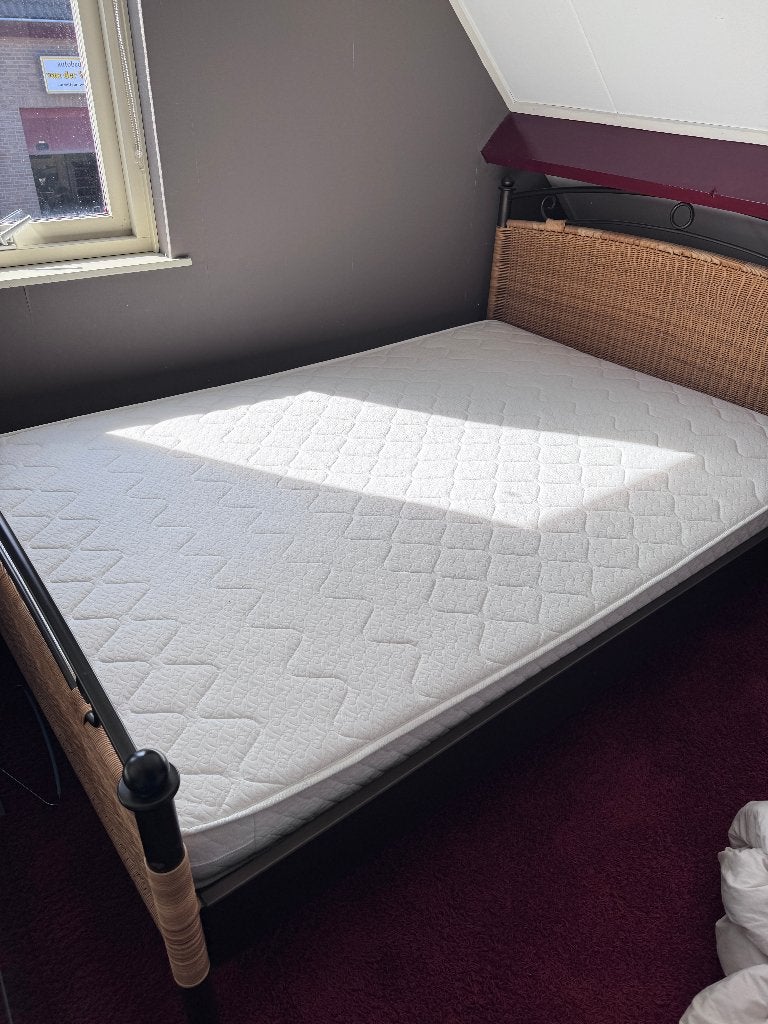 140cm Rieten Bed met metalen frame incl. matras en topper, Ophalen, Gebruikt, Tweepersoons, 140 cm