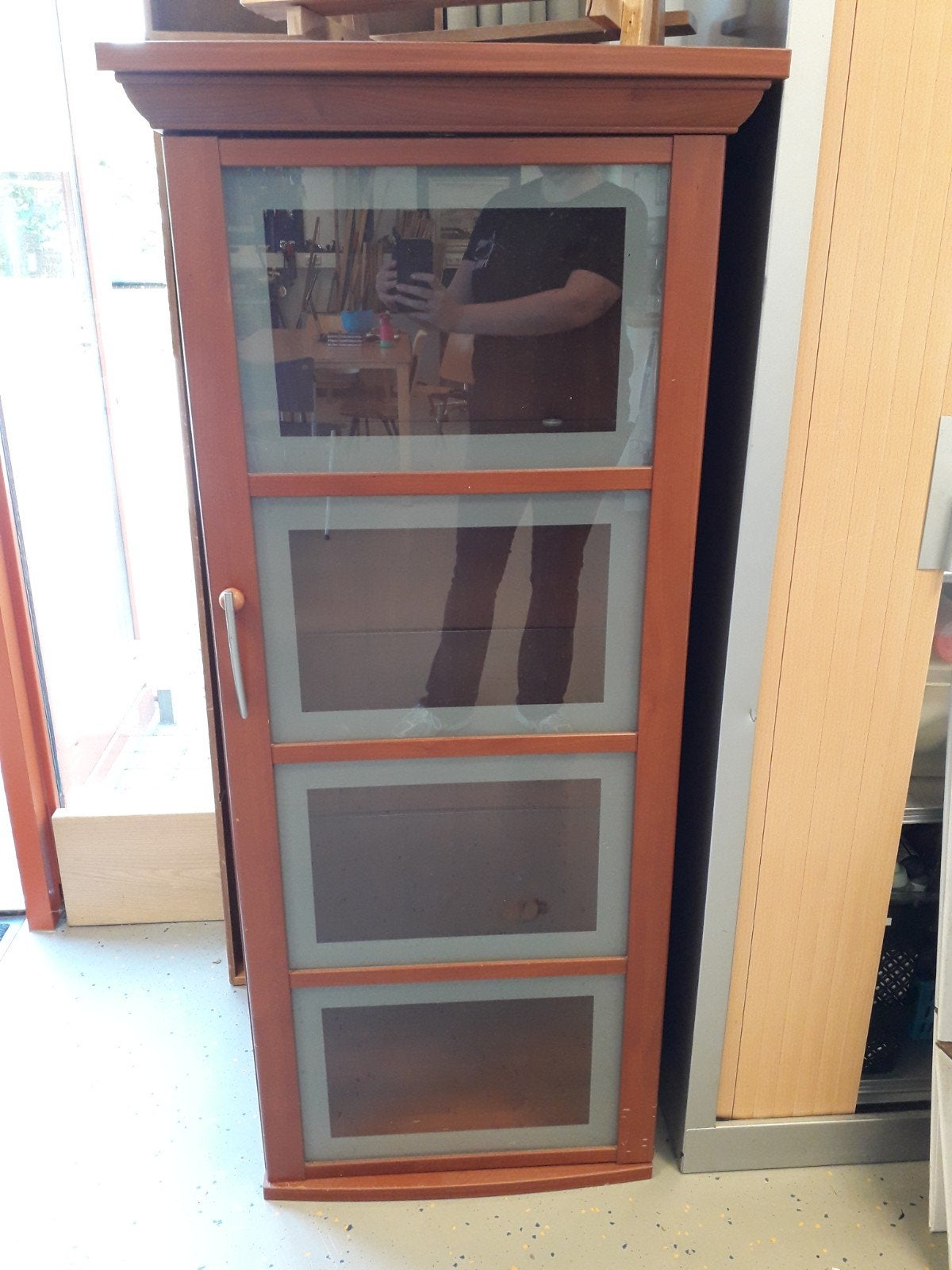 Mooie vitrinekast met glazen deuren, Ophalen, 100 tot 150 cm, Modern klassiek, Overige houtsoorten