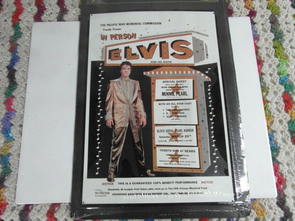 Metalen plaat Elvis in gouden pak, diverse lp's en tijdschri, Ophalen of Verzenden, Boek, Tijdschrift of Artikel