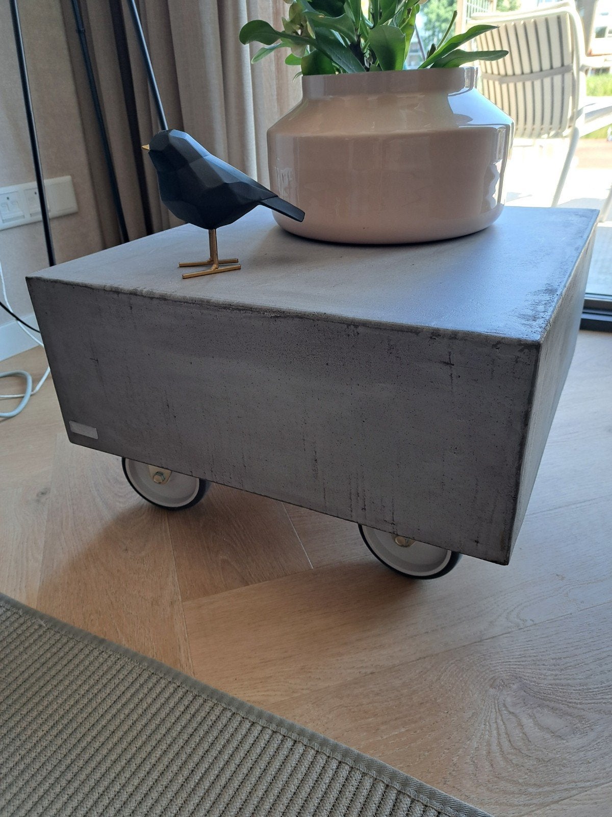 Design bijzettafel op wielen - Xooon - betonlook - kubus, 50 tot 100 cm, Vierkant, Zo goed als nieuw, 50 tot 100 cm