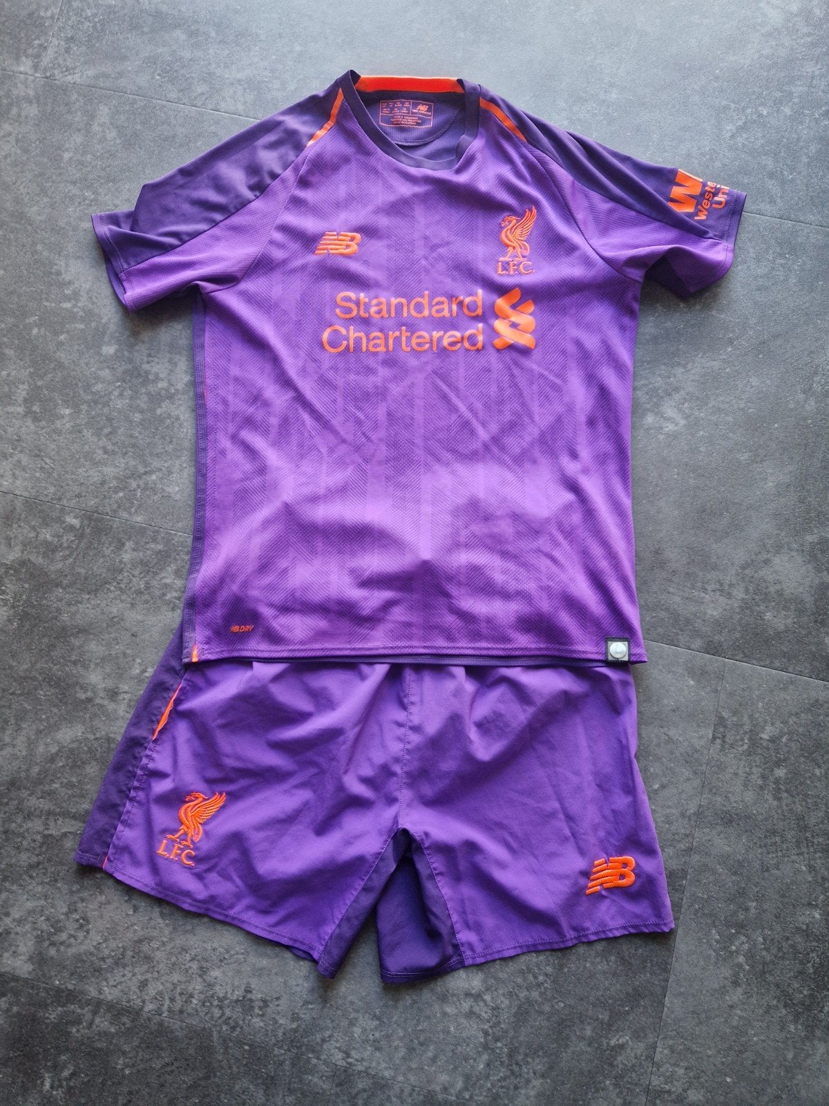 Liverpool New Balance voetbaltenue maat 158, Jongen of Meisje, Ophalen of Verzenden, Zo goed als nieuw, Setje