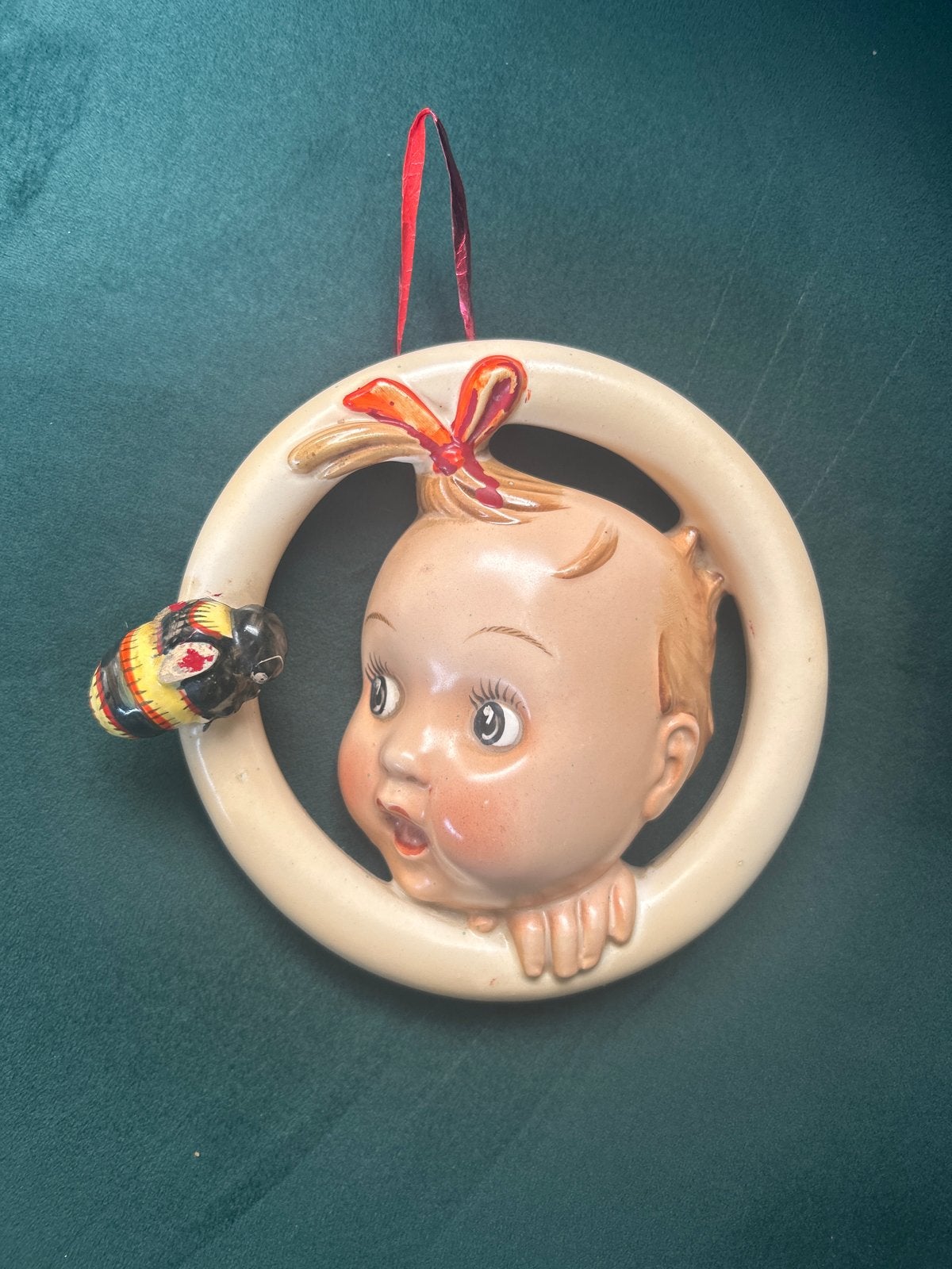 Vintage M.J. Hummel Baby Hoepel Wanddecoratie met Bij, Ophalen of Verzenden
