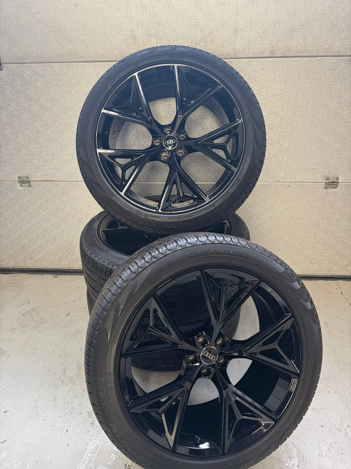 Originele set 22inch Audi Q8/Q7 met Pirelli All-Season band, Auto-onderdelen, Ophalen, Gebruikt, 285 mm, Banden en Velgen