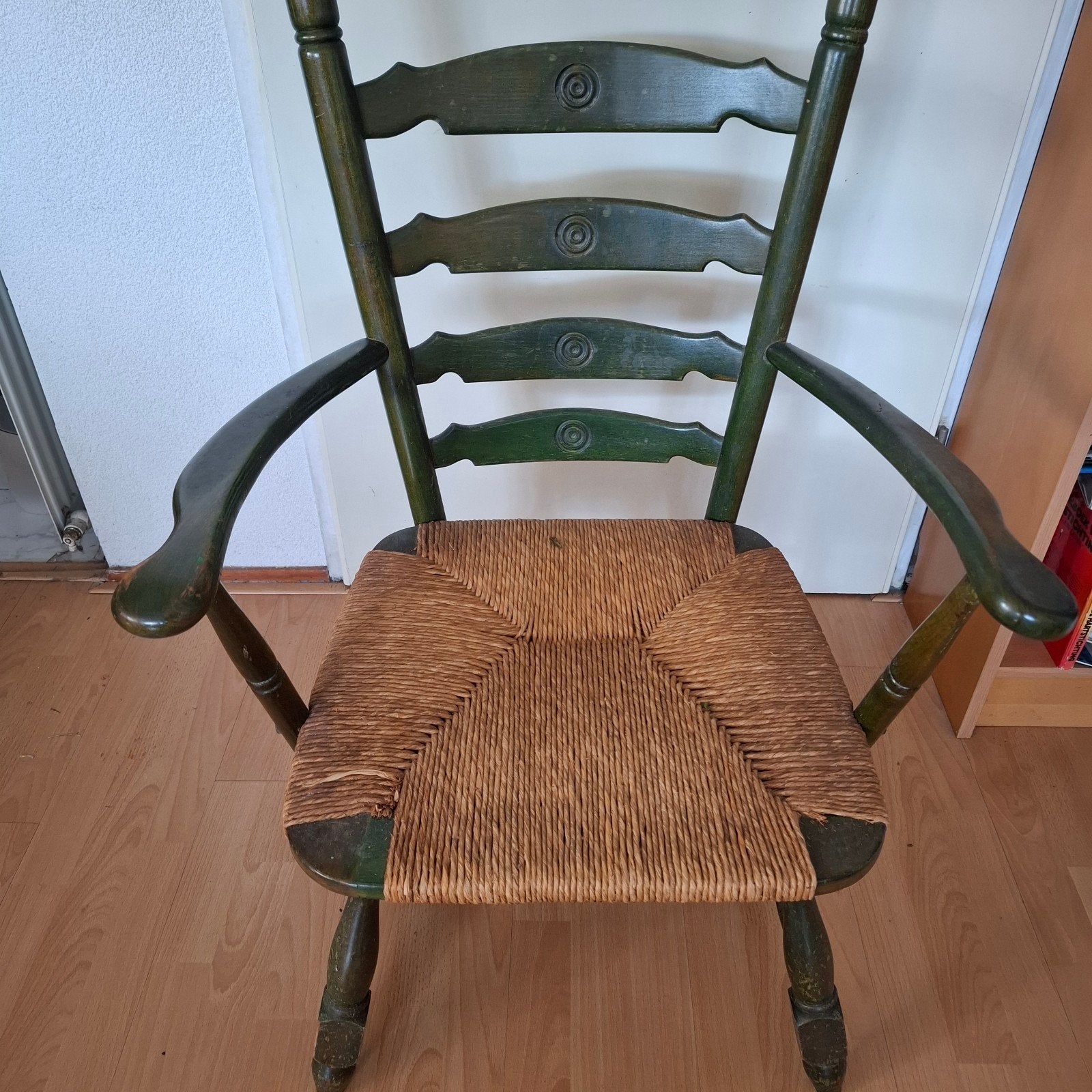 Houten stoel, Ophalen