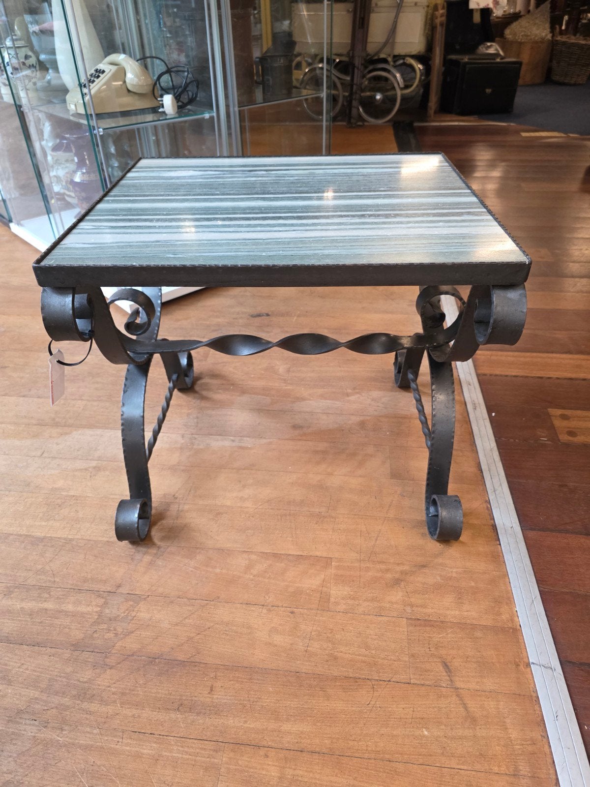 Vintage bijzettafel met marmeren blad en smeedijzer, Minder dan 50 cm, Gebruikt, Overige materialen, Vierkant
