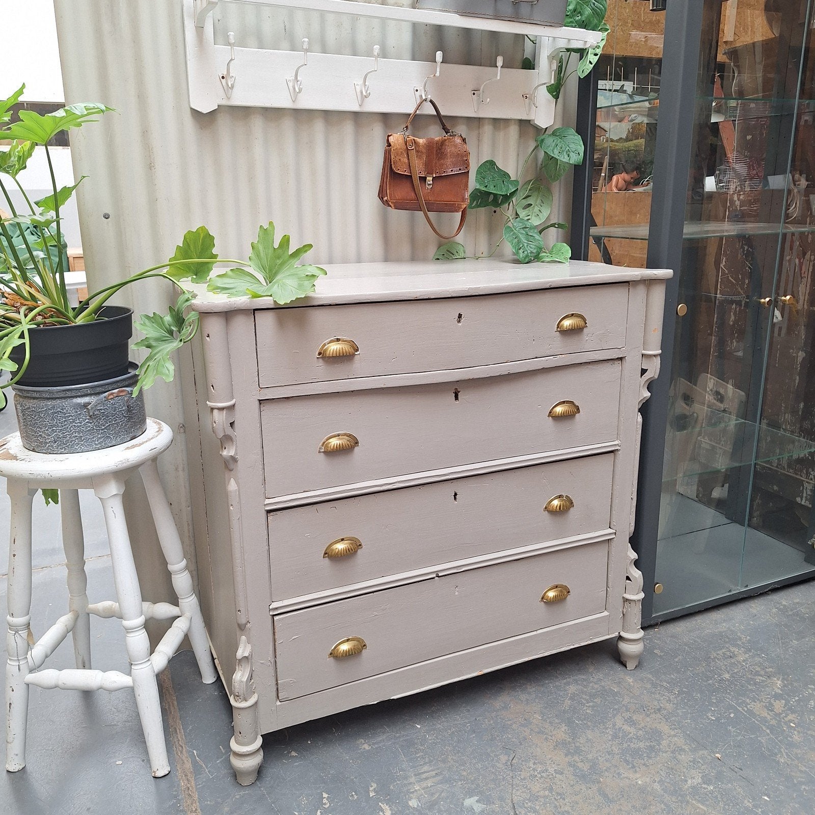 Grote brocante taupe ladenkast - 104x53x100 cm, Antiek en Kunst, Antiek | Meubels | Kasten, Ophalen