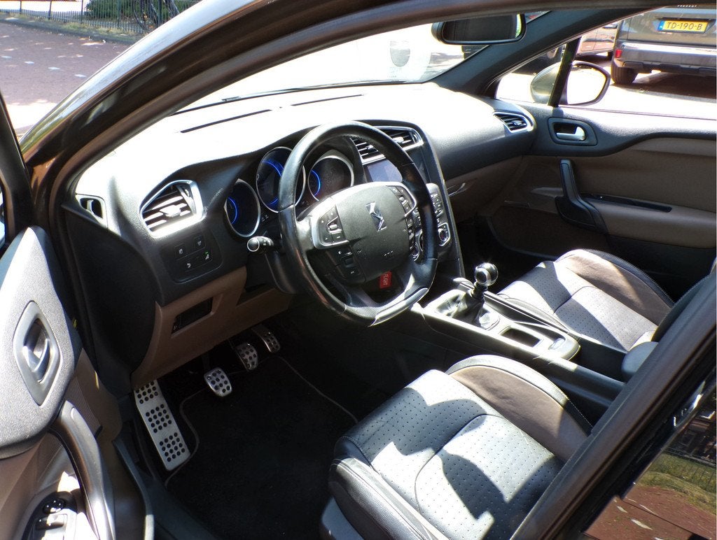 Citroën DS4 1.6 THP Sport Chic 200 PK MOOIE AUTO (bj 2011), Auto's, Voorwielaandrijving, Euro 5, 4 cilinders, Bruin