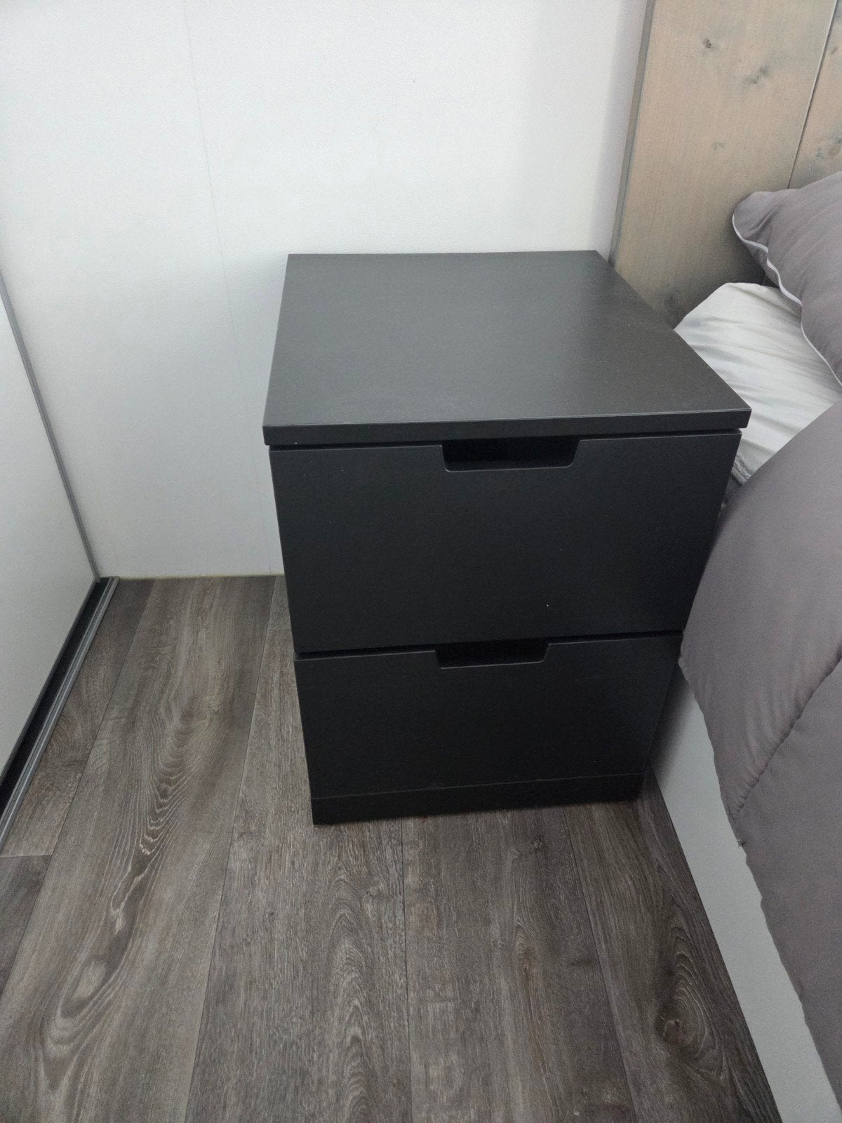 Donkergrijze nachtkastje met twee lades, Ophalen, Gebruikt, 55 tot 70 cm, 45 tot 65 cm