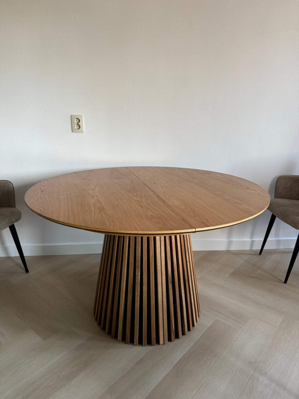 Uitschuifbare ronde eettafel met houten onderstel, 100 tot 150 cm, Ophalen of Verzenden, Zo goed als nieuw, Vier personen