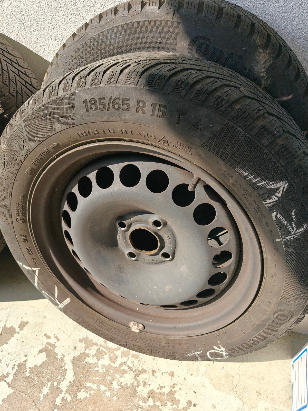 Continental winterbanden 185/65 R15 met velgen., Ophalen, Zo goed als nieuw