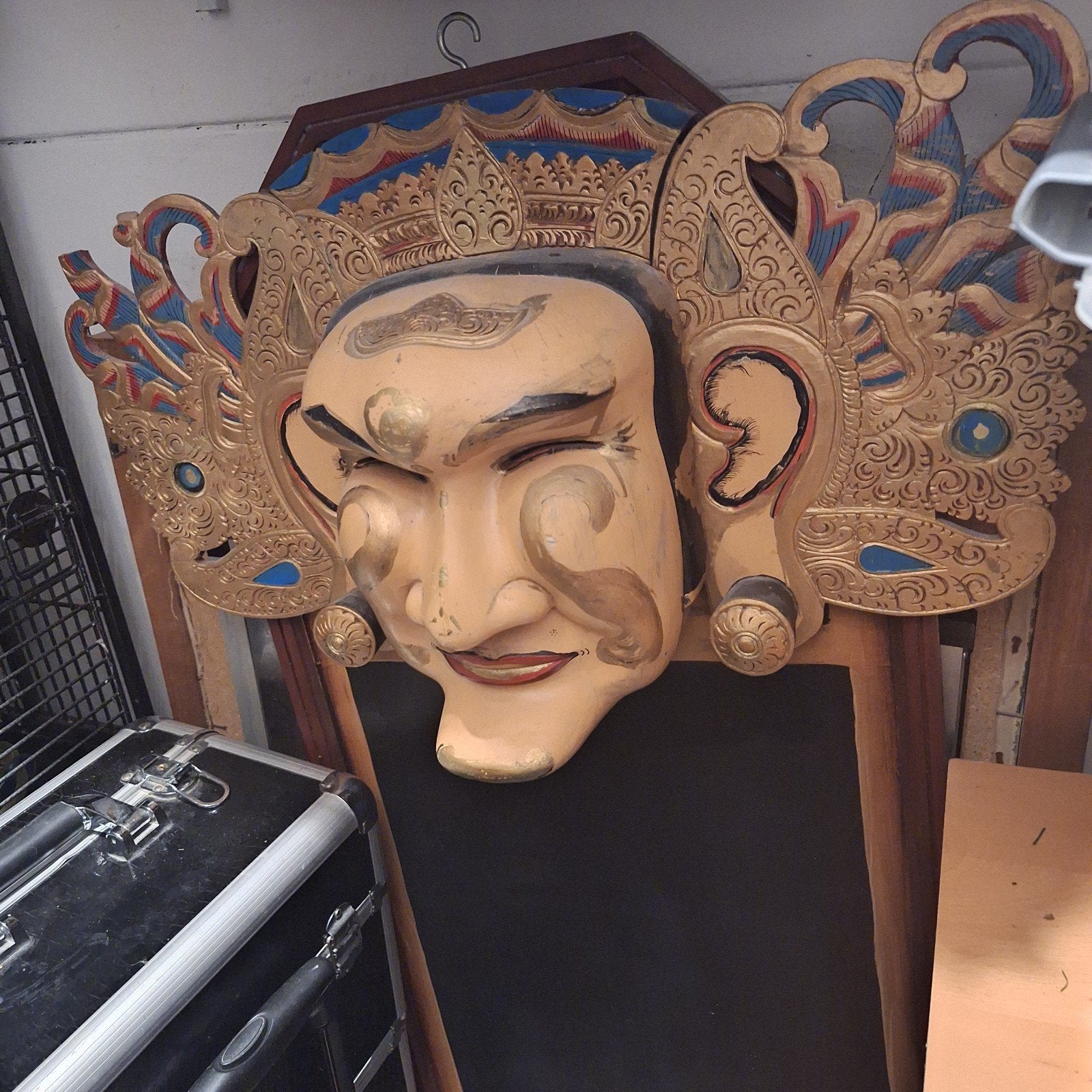 een schrijfbord met indonesch masker, Huis en Inrichting, Ophalen, Hout