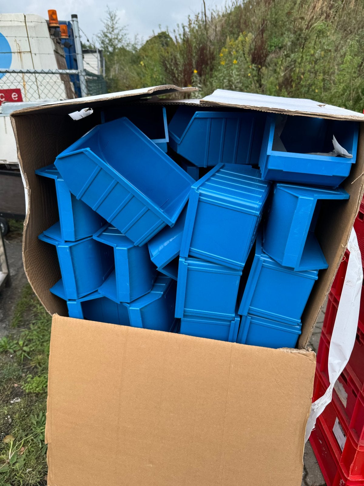 Ongeveer 100 kleine blauwe stapelbakjes, Doe-het-zelf en Verbouw, Ophalen of Verzenden