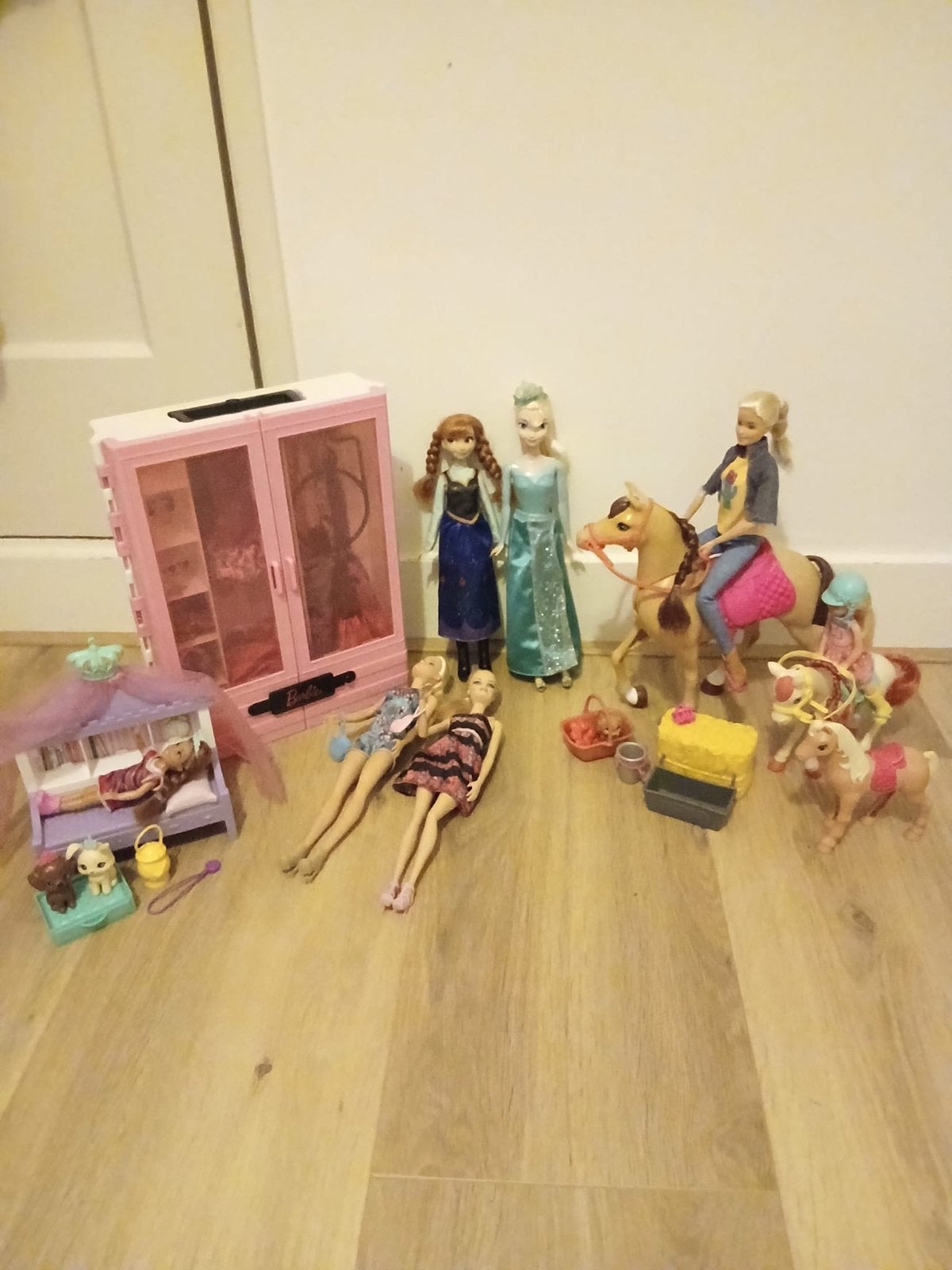 Grote Barbie set met poppen, paarden, kledingkast en meer, Ophalen of Verzenden, Gebruikt, Barbie