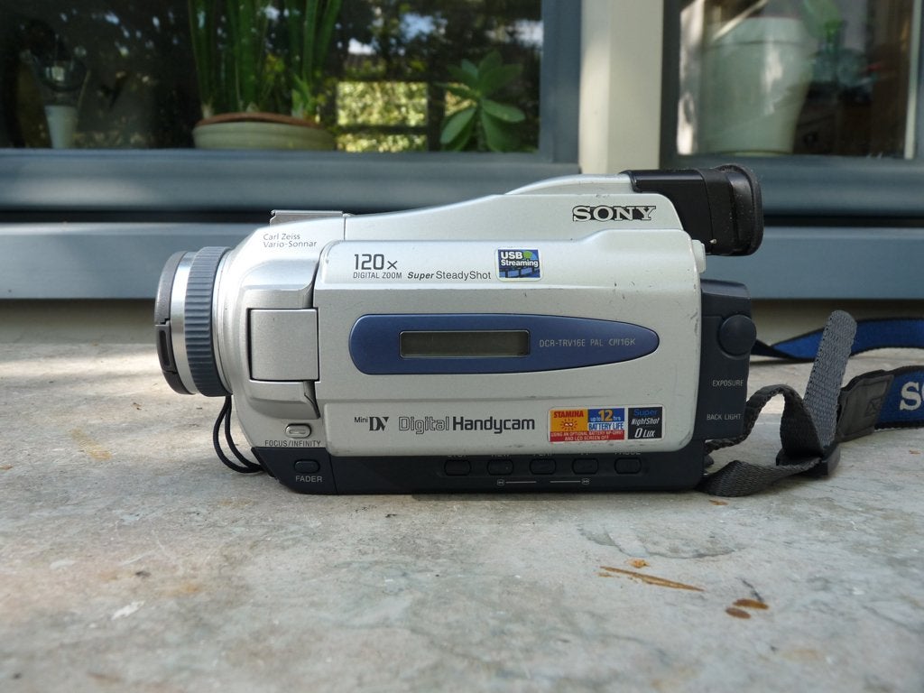 Sony MiniDV zelf digitaliseren of retro filmen accu oplader, Ophalen, Mini dv, 20x of meer, Zo goed als nieuw