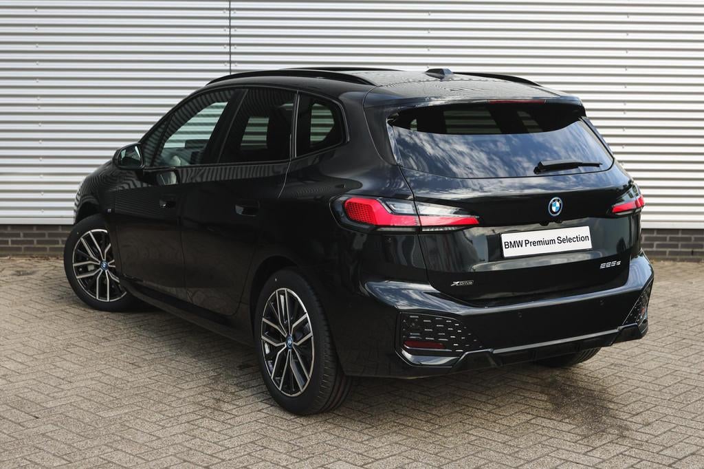 BMW 2 Serie Active Tourer 225e xDrive High Executive M Sport, Auto's, BMW, 1800 kg, Stoelverwarming, Zwart, Bedrijf