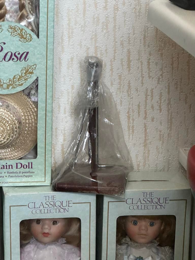 Vier porseleinen poppen van The Classique Collection met sta, Ophalen, Zo goed als nieuw