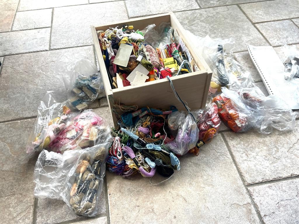 Borduurgaren, houten kist ongesorteerde garen en kaartjes, Gebruikt, Diversen, Onbekend, Ophalen of Verzenden