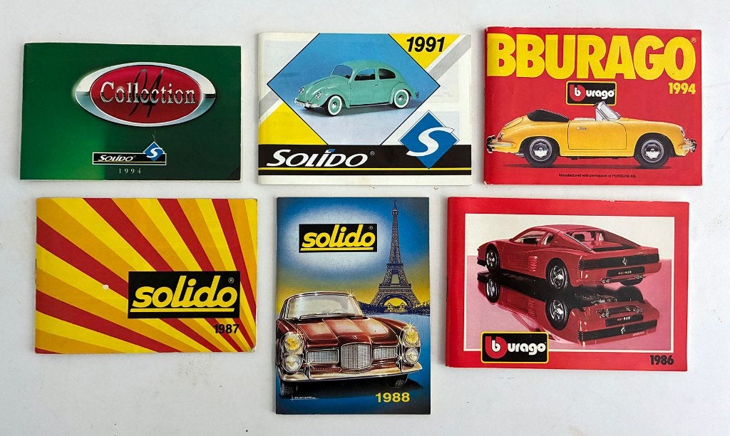 Heleboel modelauto boekjes, folders. 43 st op 6 foto's., Hobby en Vrije tijd, Modelauto's | 1:43, Auto, Overige merken, Ophalen of Verzenden