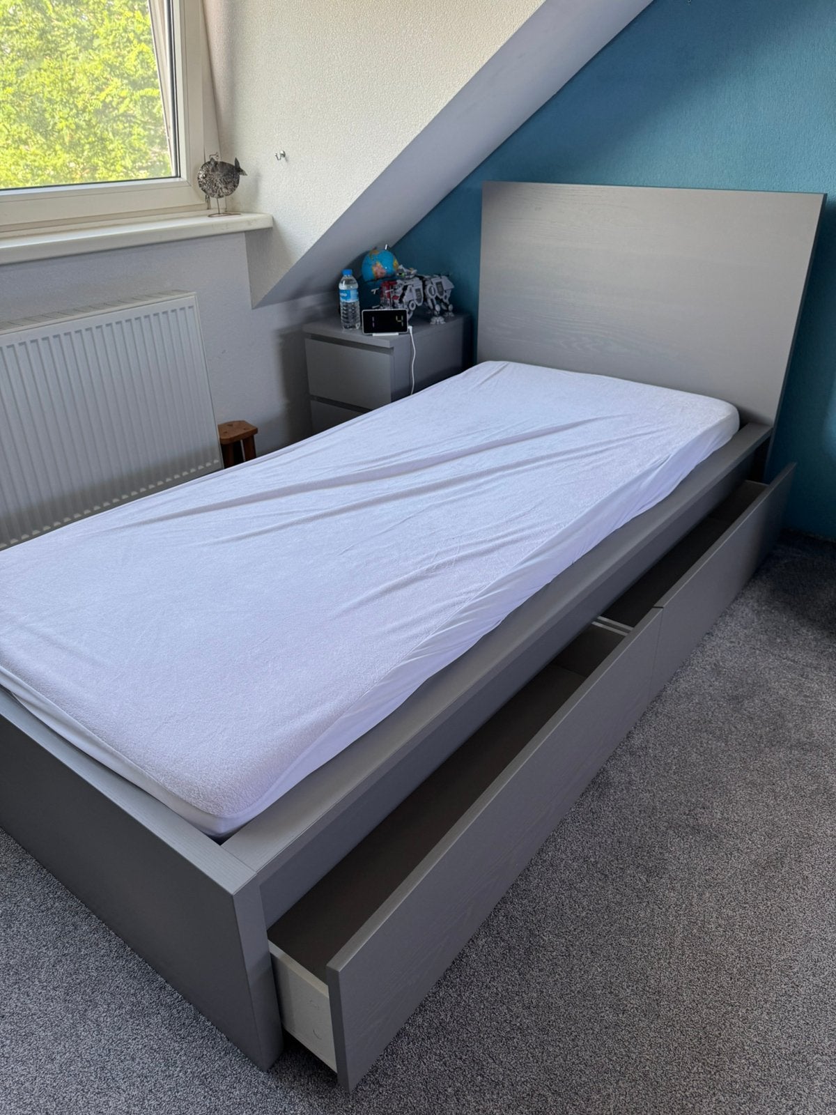 2x Ikea Malm bedden grijs met lades 90x200, Huis en Inrichting, Slaapkamer | Bedden, Ophalen, 90 cm, Eenpersoons, Zo goed als nieuw