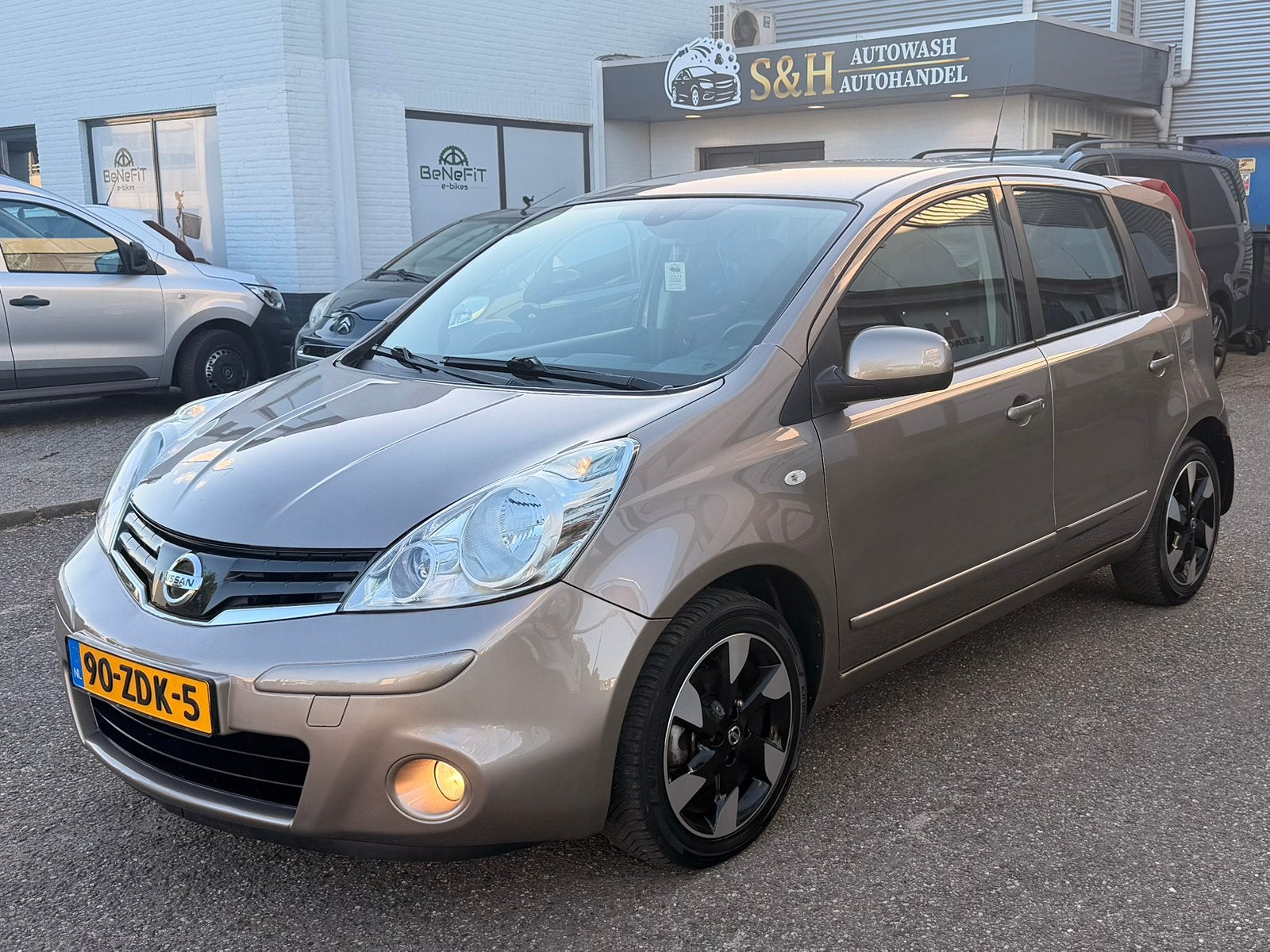 Nissan Note 1.6 16V Automaat  2012 Bruin, Auto's, Nissan, Euro 5, 15 km/l, 4 cilinders, Bruin