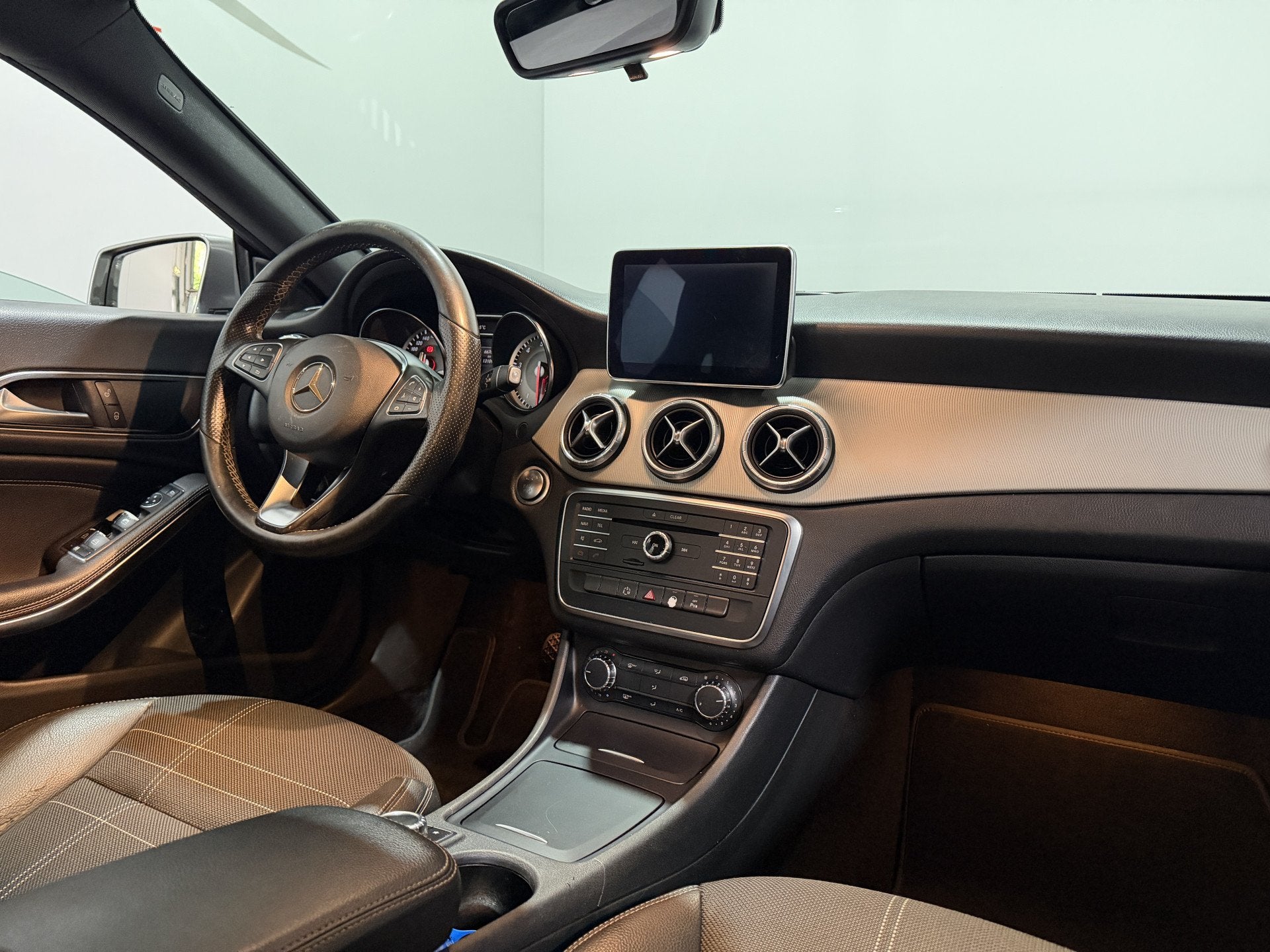 Mercedes-Benz CLA-Klasse 180 Ambition - Navi / Bluetooth / P, Auto's, Gebruikt, Euro 6, 4 cilinders, 715 kg