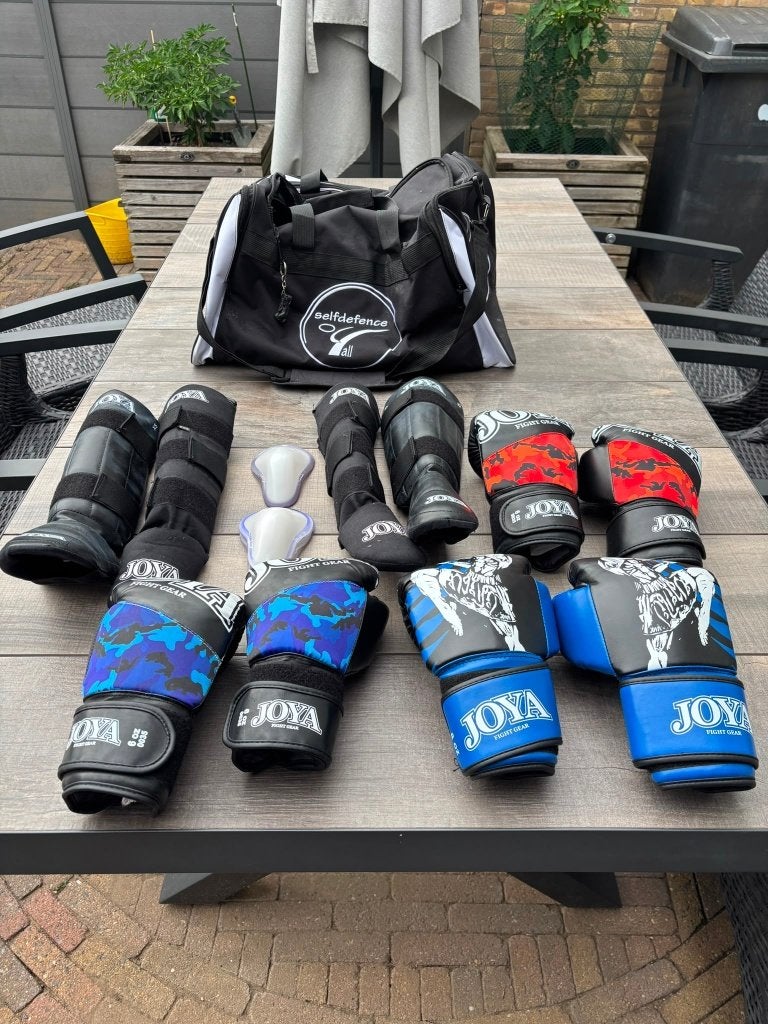 Complete kickboksset kinderen JOYA - 3 paar handschoenen, Gebruikt, Overige, Maat XS of kleiner, Vechtsportmateriaal