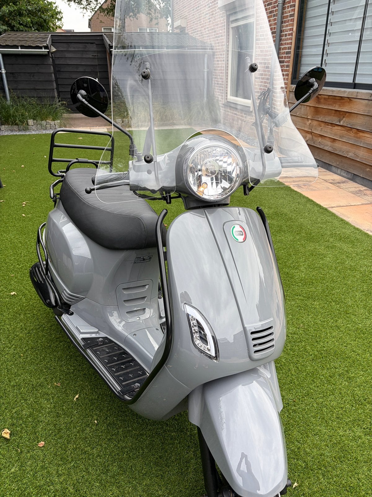 Foto 4 van DTS Milano limited editie scooter 2021 grijs ) + 2 helmen