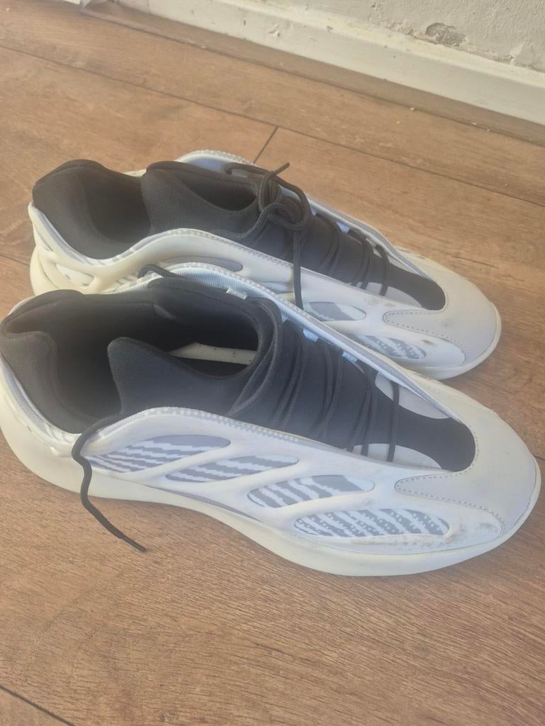 Te koop mooie schoenen maat Adidas YEEZY 700 V3 FW4980 43, Ophalen of Verzenden, Zo goed als nieuw