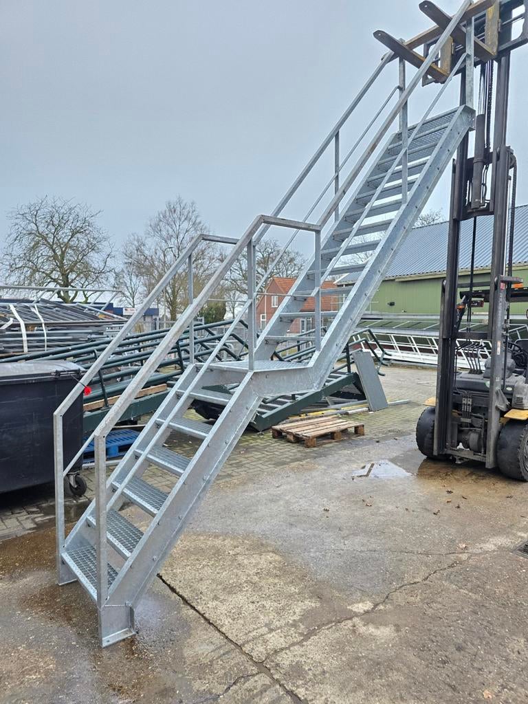 Stalen trap met tussenbordes gegalv. Hoog 3,72 mtr. Nor025, Ophalen