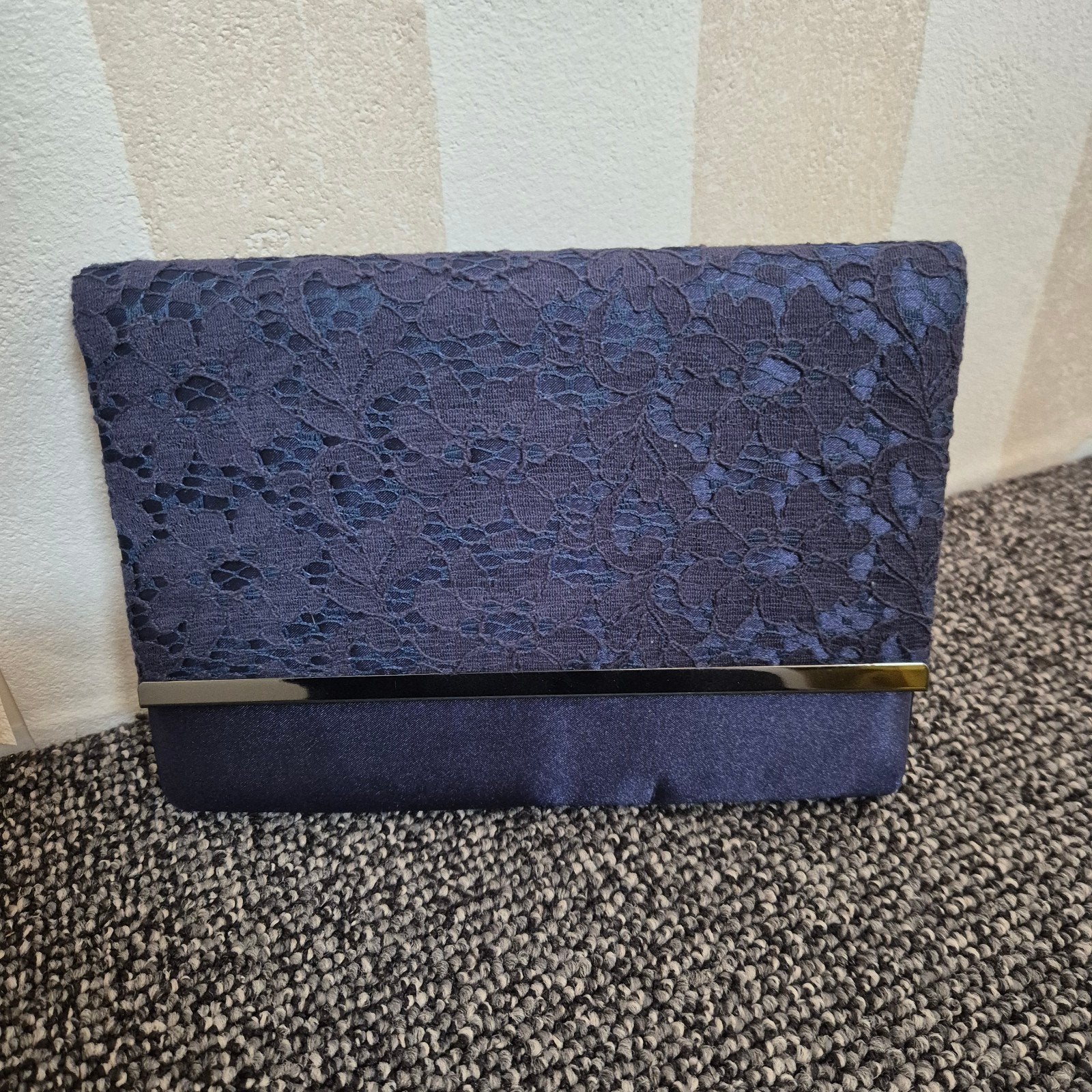 Nieuw donkerblauw avondtasje clutch met kant en ketting, Sieraden, Tassen en Uiterlijk, Ophalen of Verzenden, Nieuw, Blauw, Avondtasje