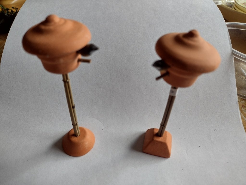 staande keramisch vogelhuis met koolmees / miniatuur. H 9 cm, Ophalen, Nieuw, Gebruiksvoorwerp