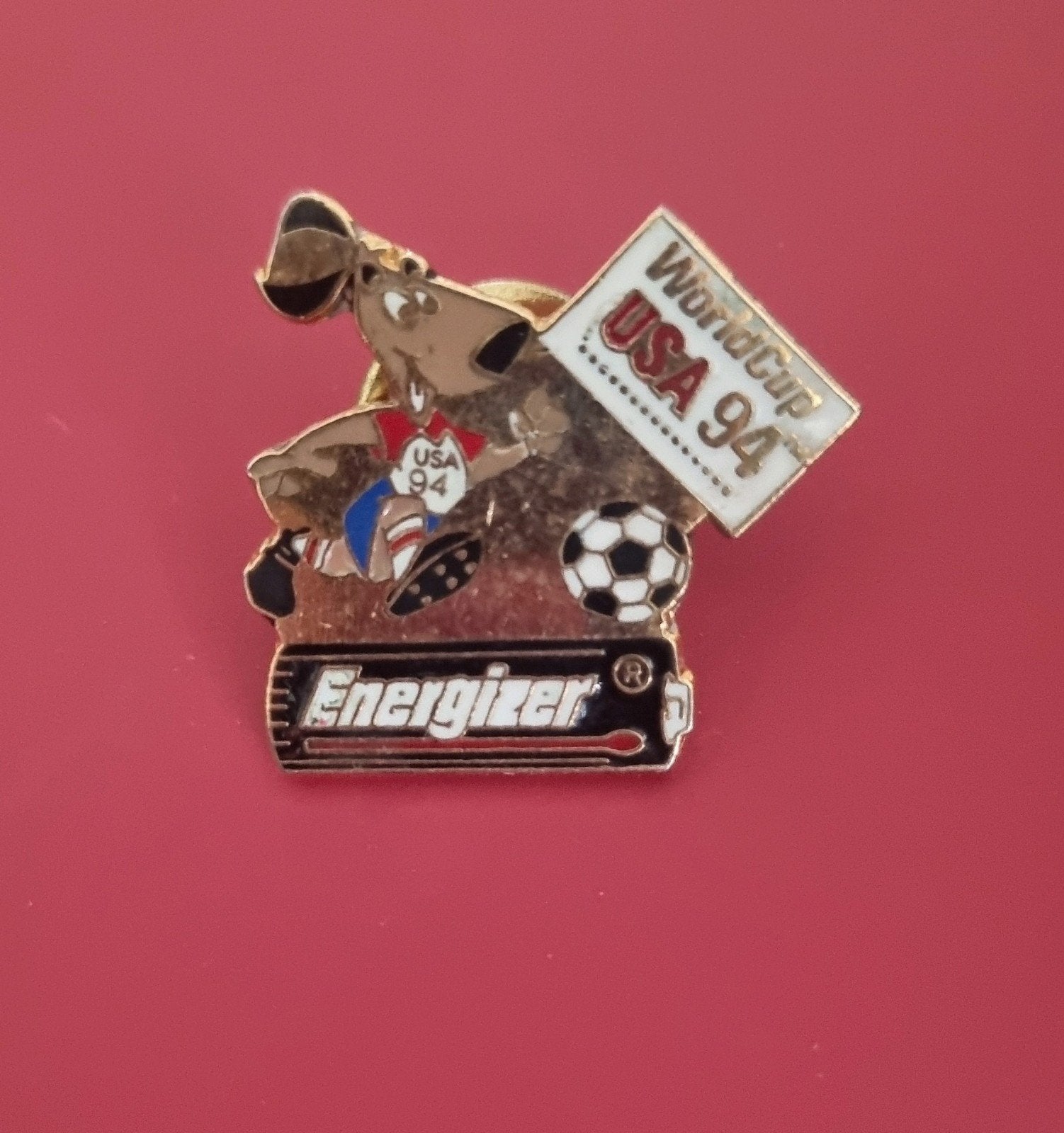 Vintage energizer sponsorpin fifa 1994, Verzamelen, Speldjes, Pins en Buttons, Verzenden, Zo goed als nieuw, Sport, Speldje of Pin